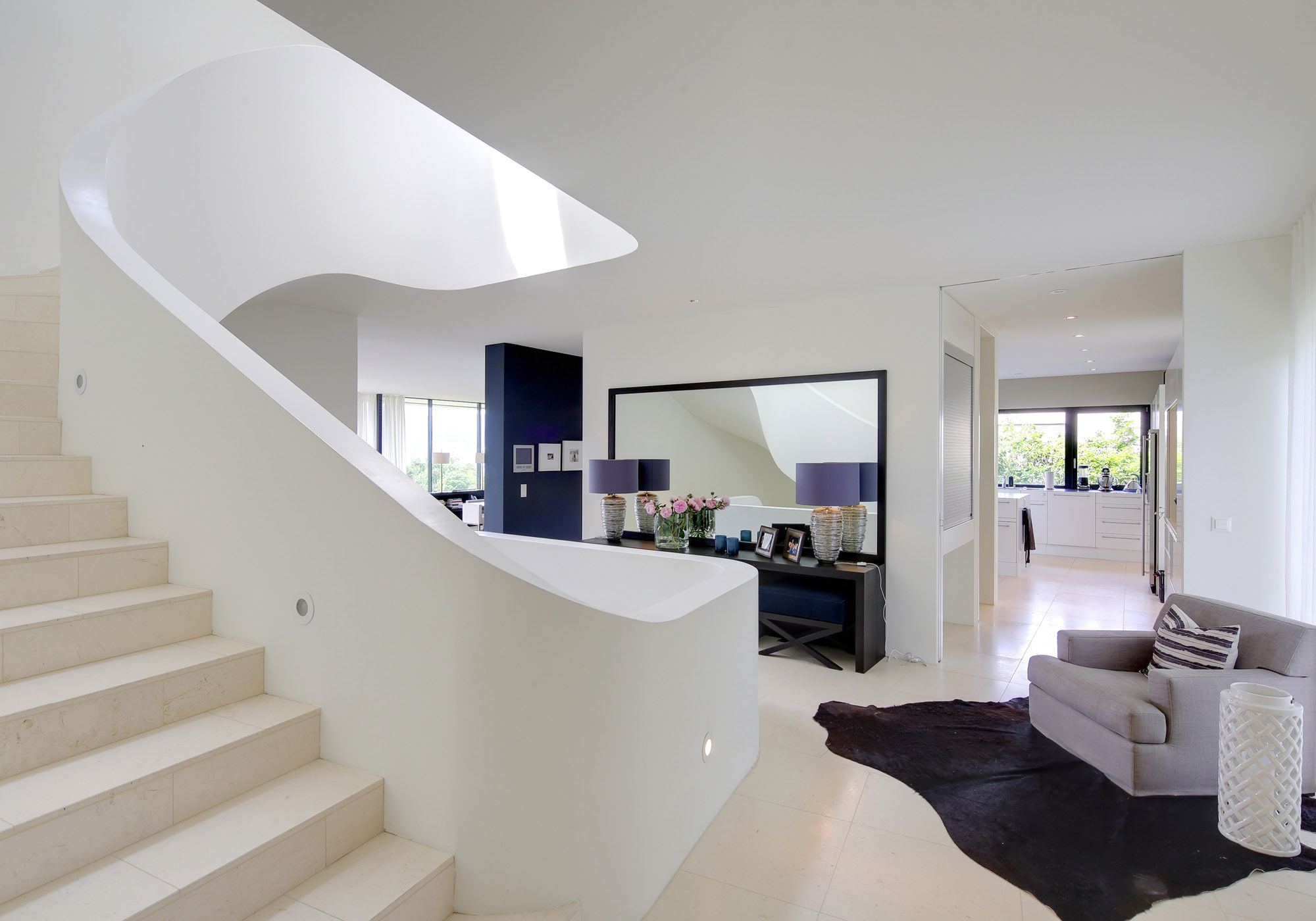 Sculptural spiral staircase in the living space – Single-family house in Meilen