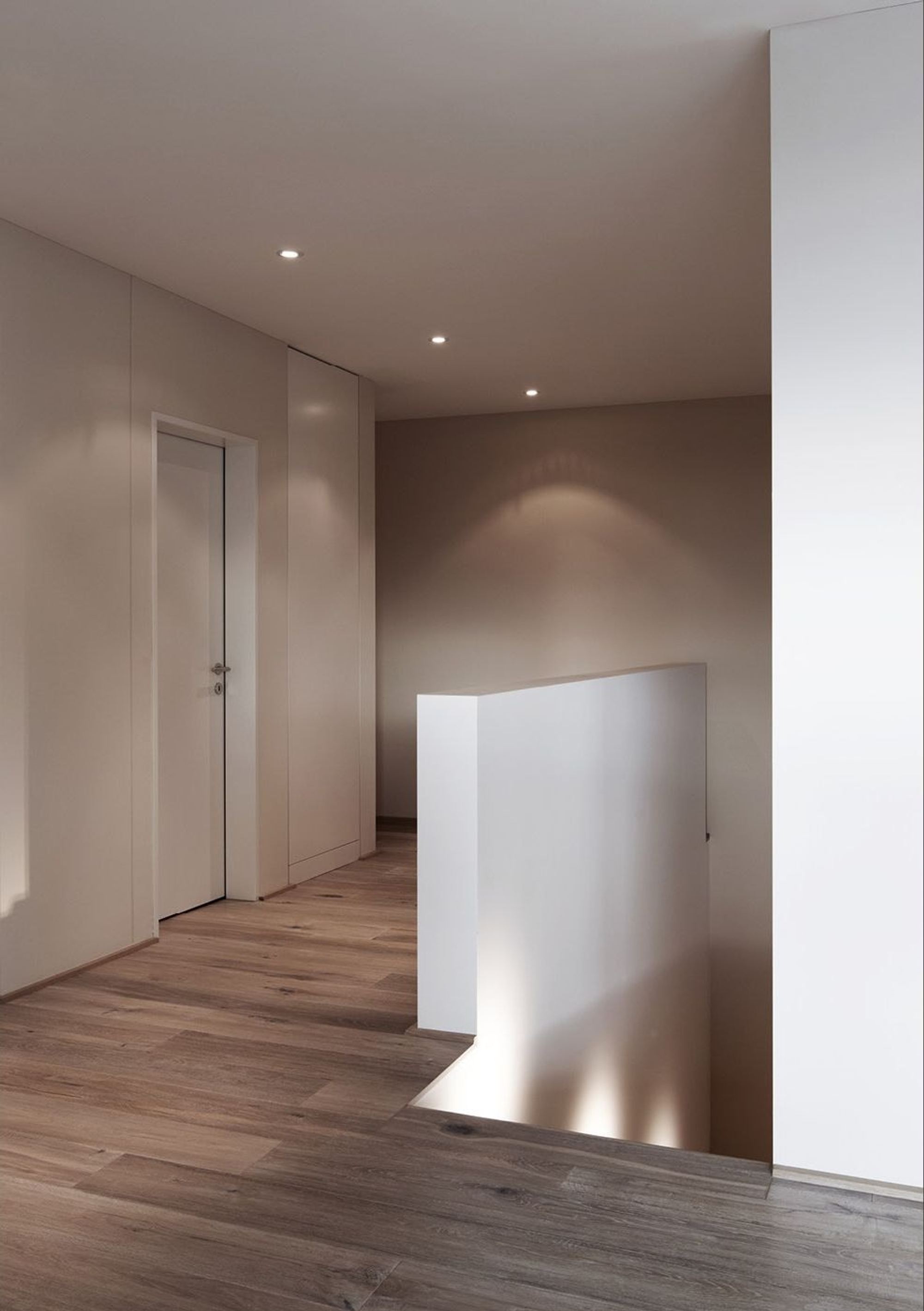 Hallway with stair opening and indirect lighting – Apartment building in Uitikon