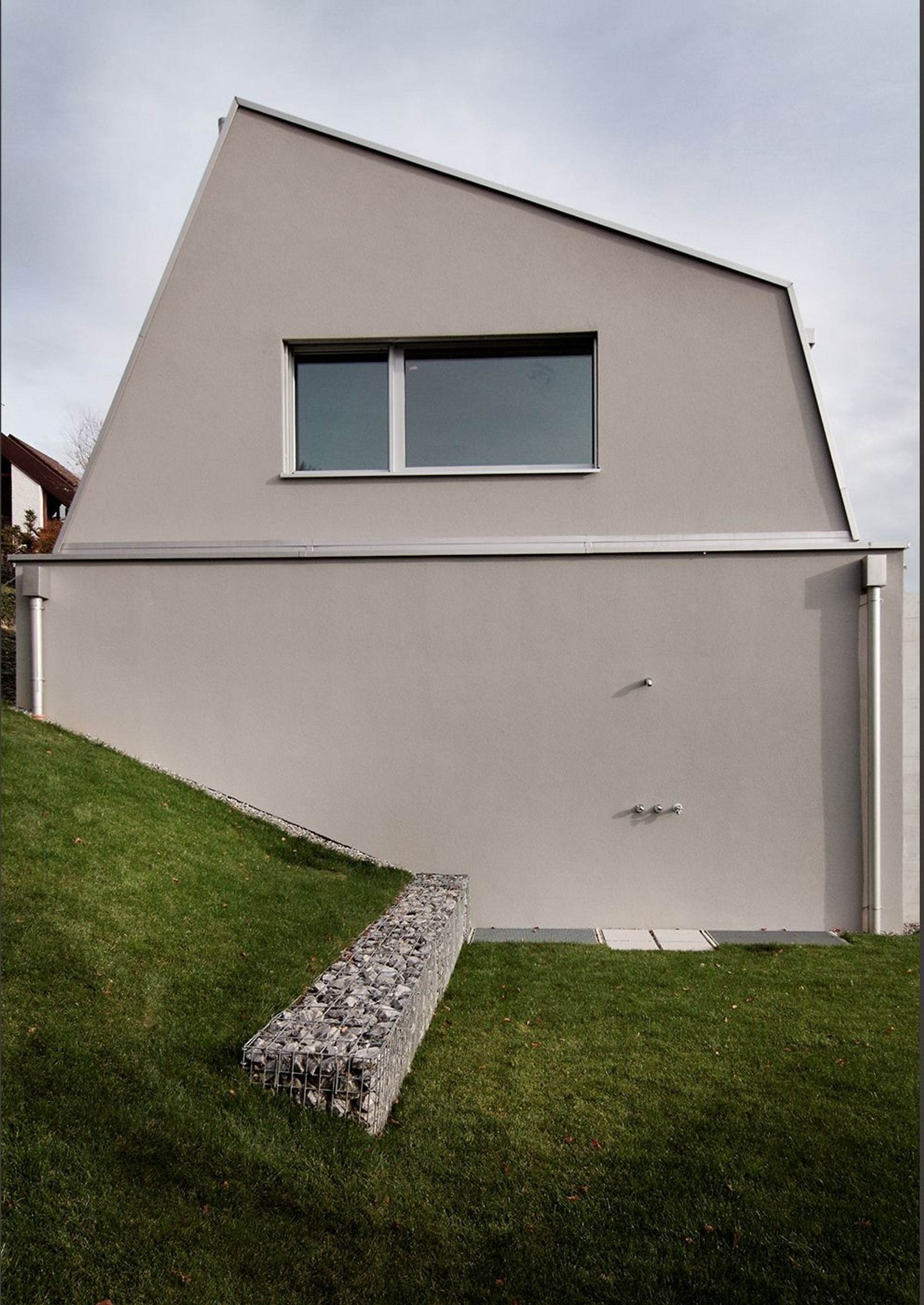Gable facade above the sloping lawn – Single-family house in Boppelsen