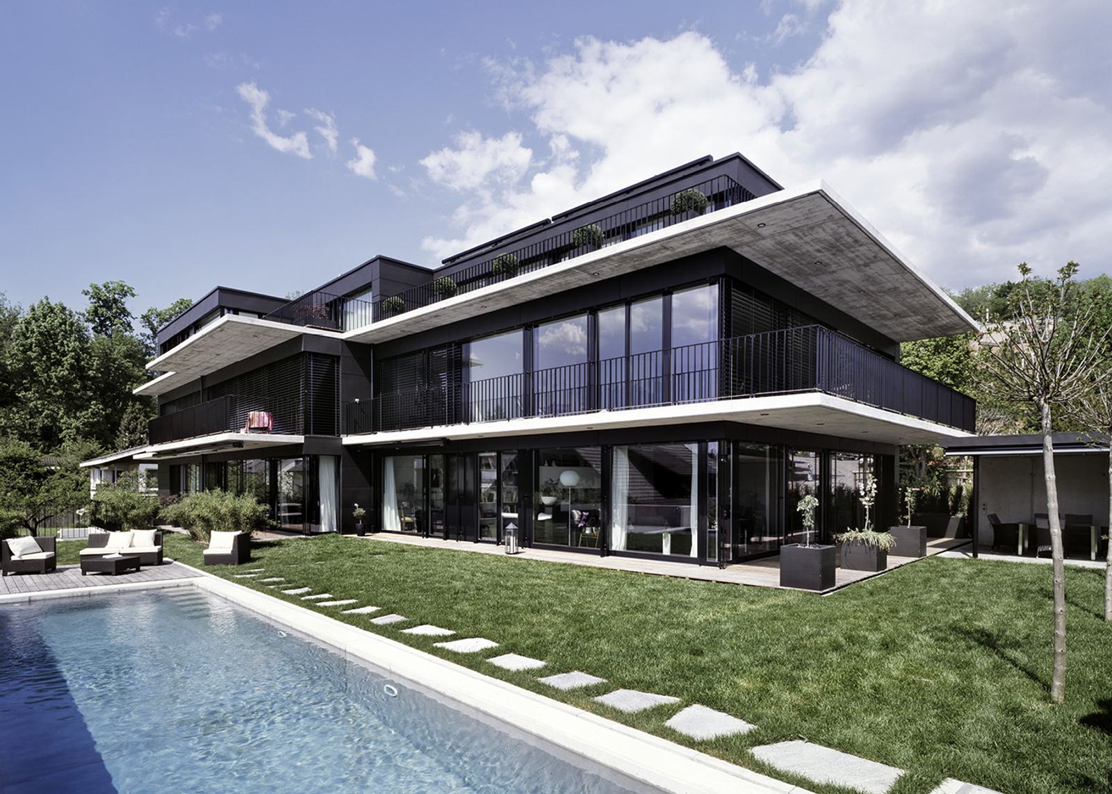 Pool in front of the glazed garden facade