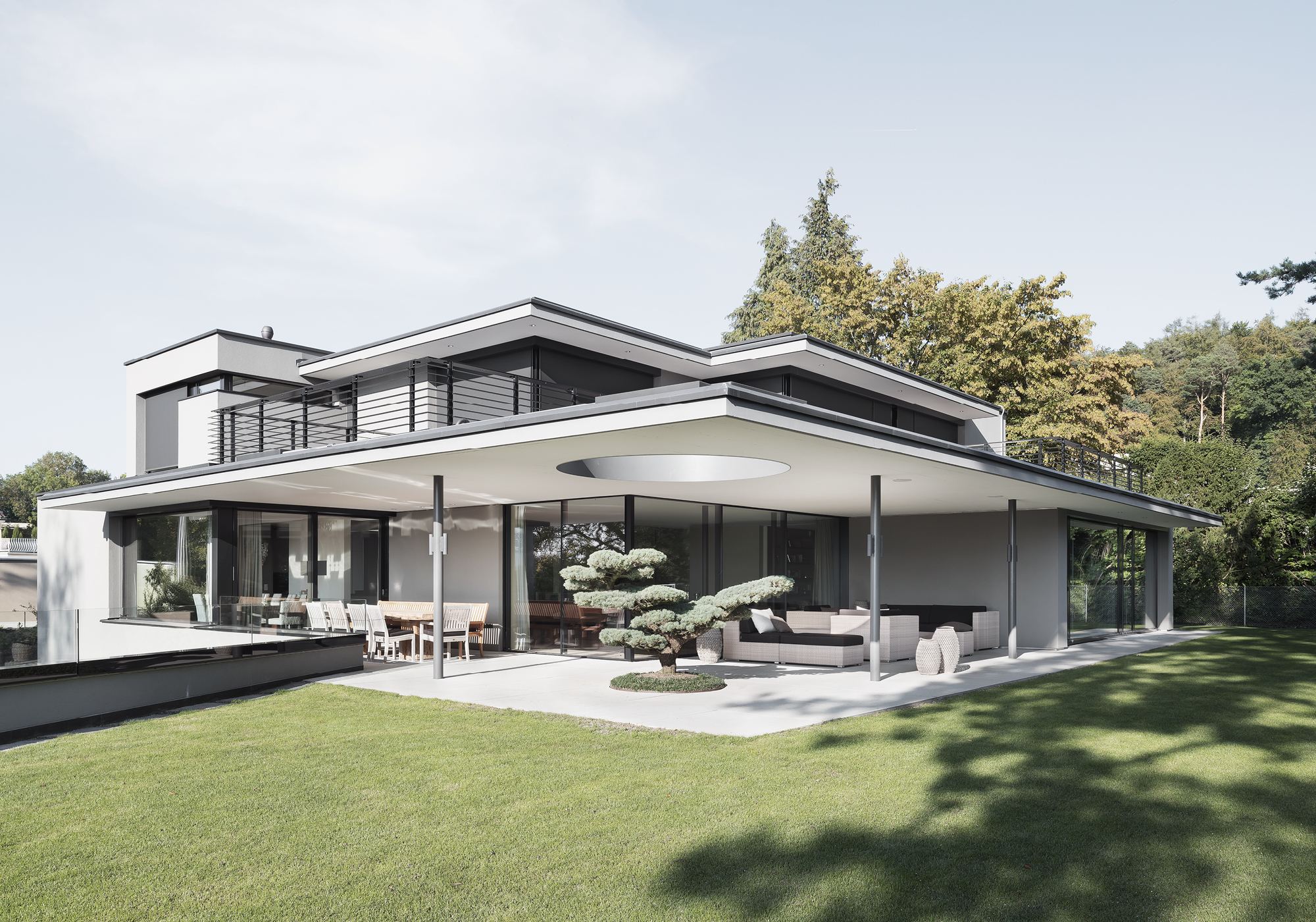 Garden view with wide cantilevered canopy – Single-family house in Küsnacht