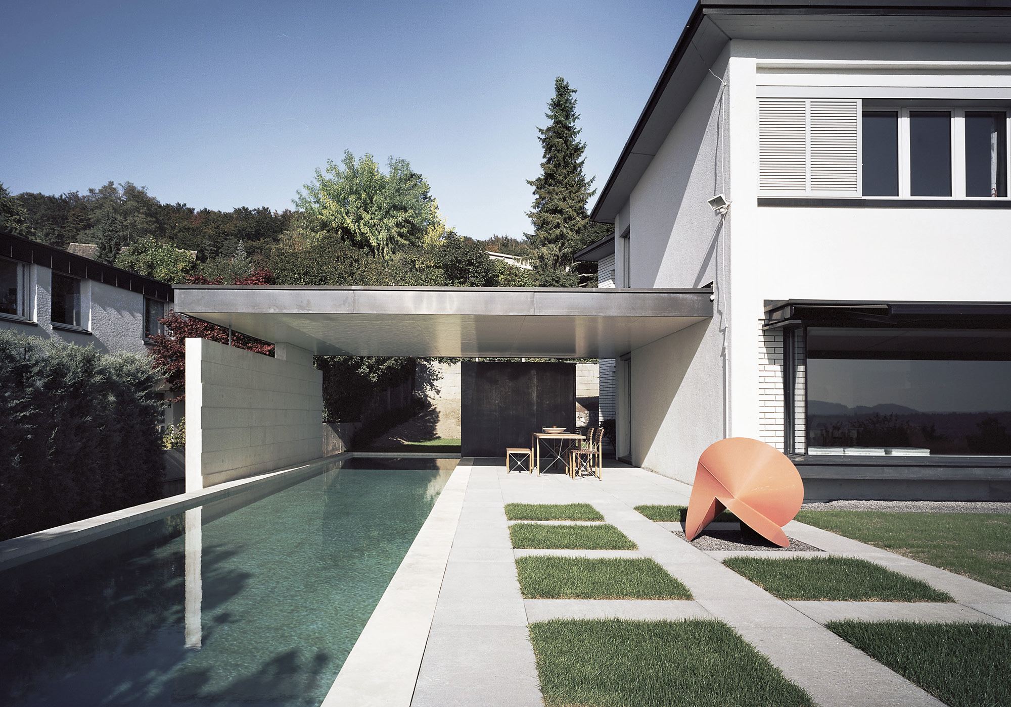 Pool with stepping stones in the lawn and sculpture – Interiors and landscape, Uitikon