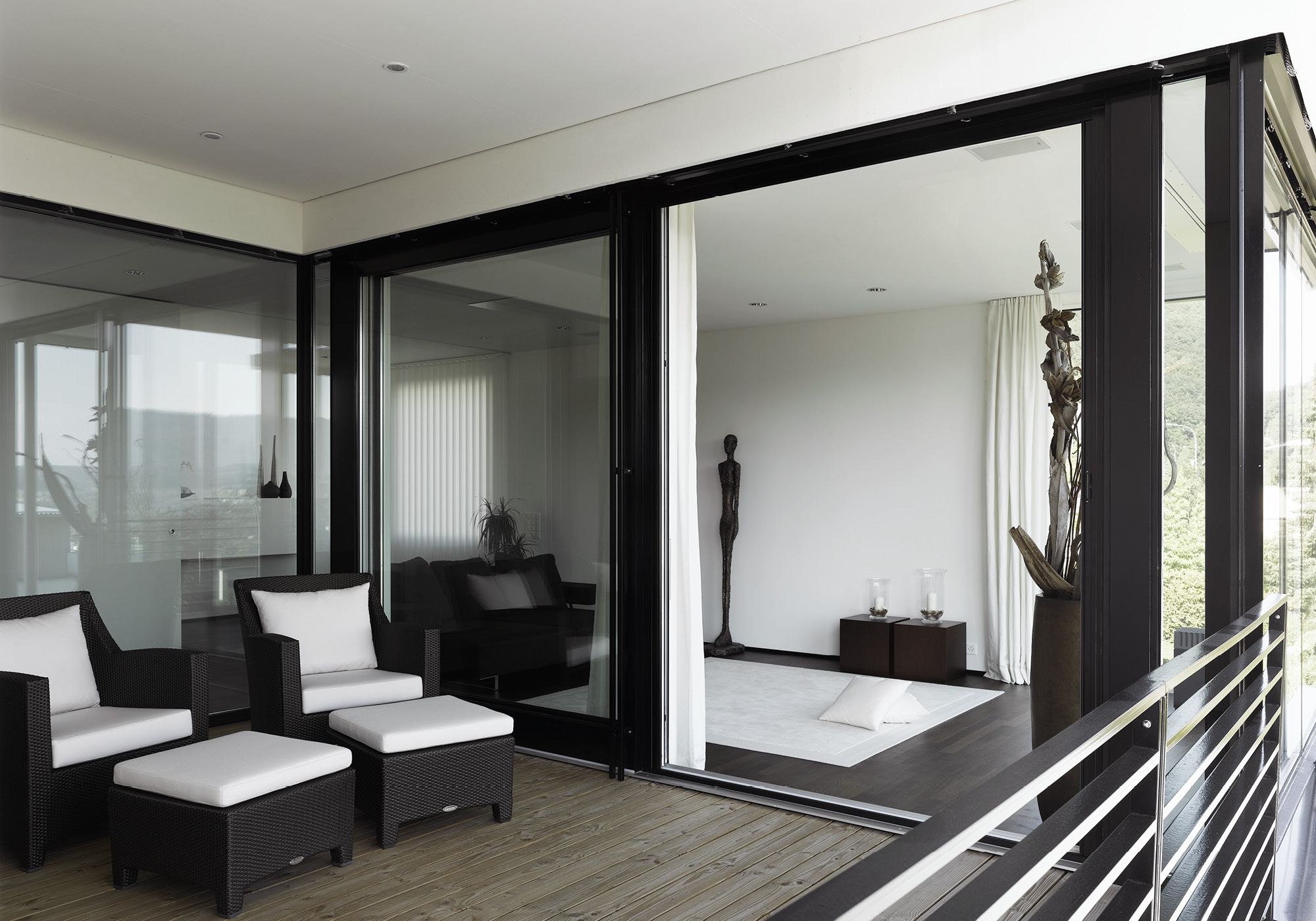 Terrace with lounge furniture by the glass front – Single-family house in Geroldswil
