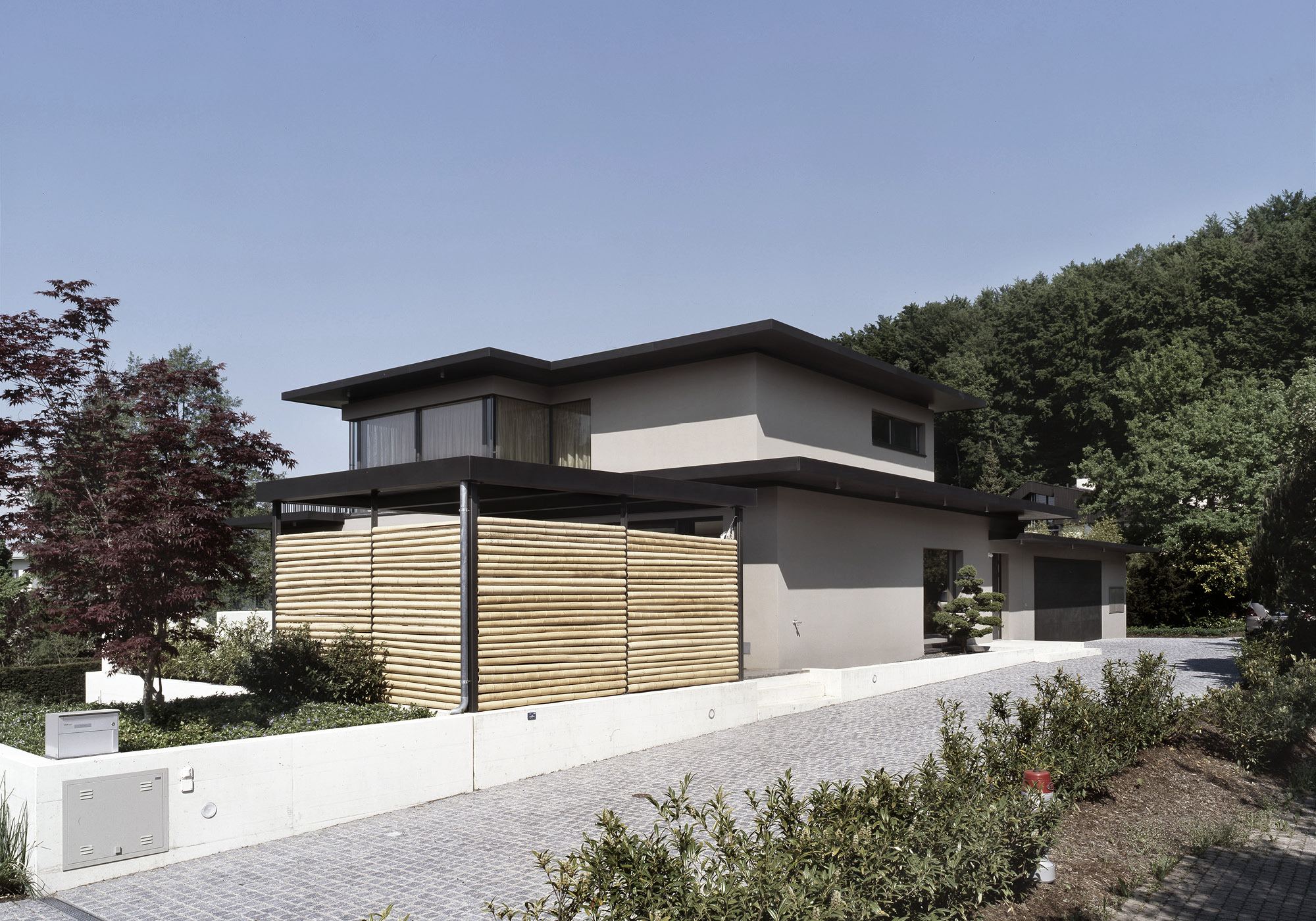 House with timber louvre screen by the street – Single-family house in Uitikon