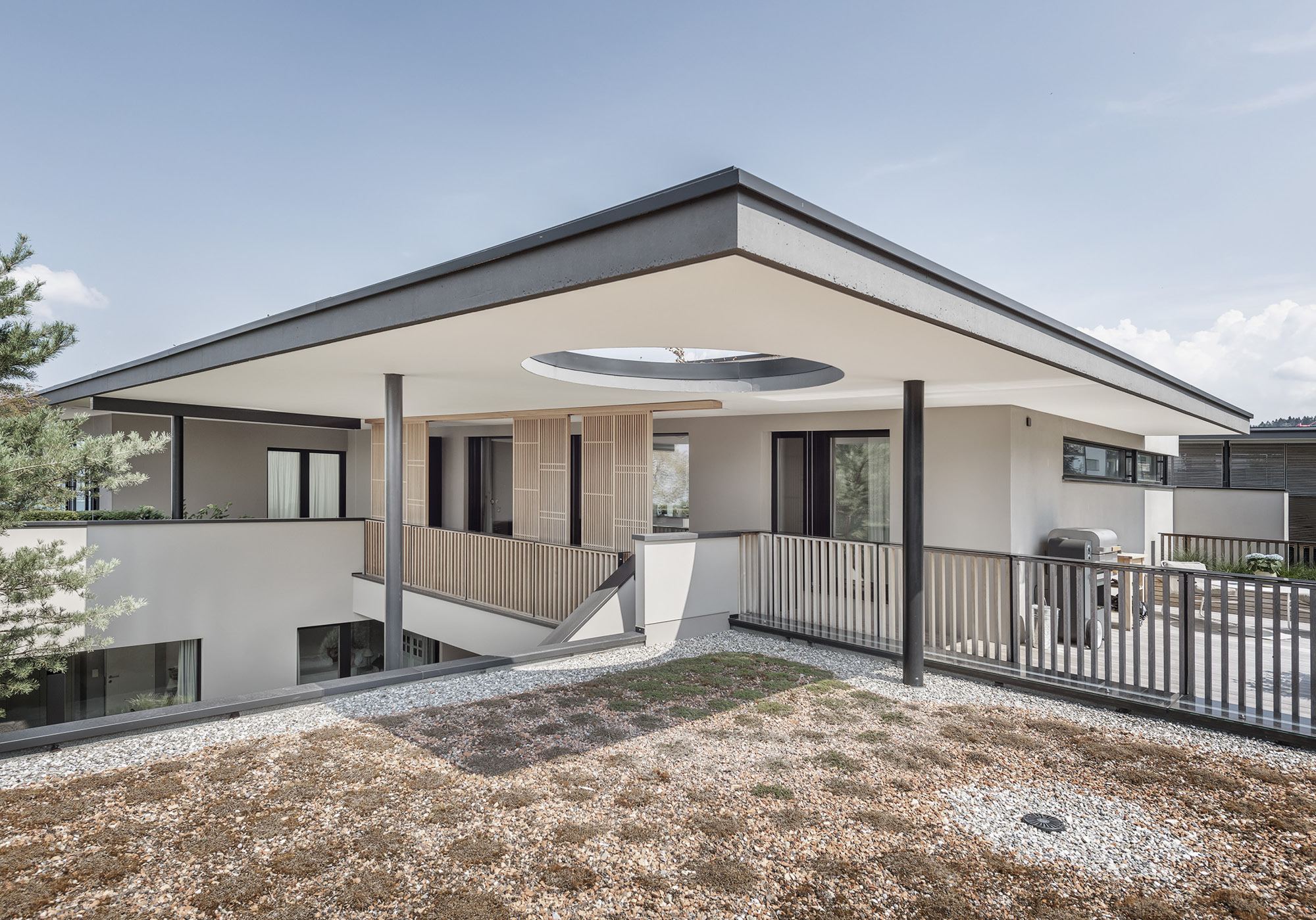 Wide cantilevered roof over the courtyard – Single-family house in Schindellegi