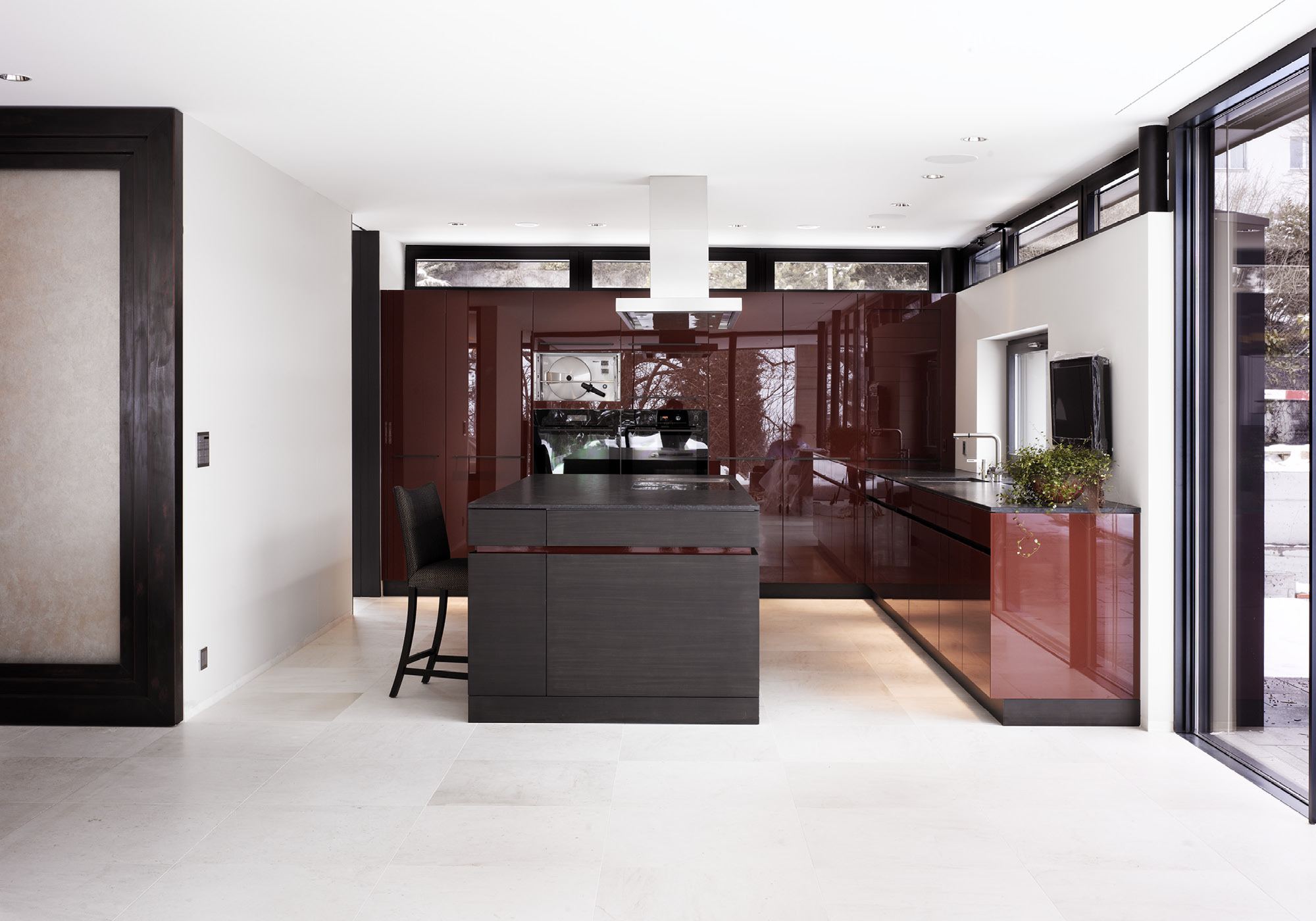 Kitchen with red high-gloss fronts and island – Single-family house in Uitikon