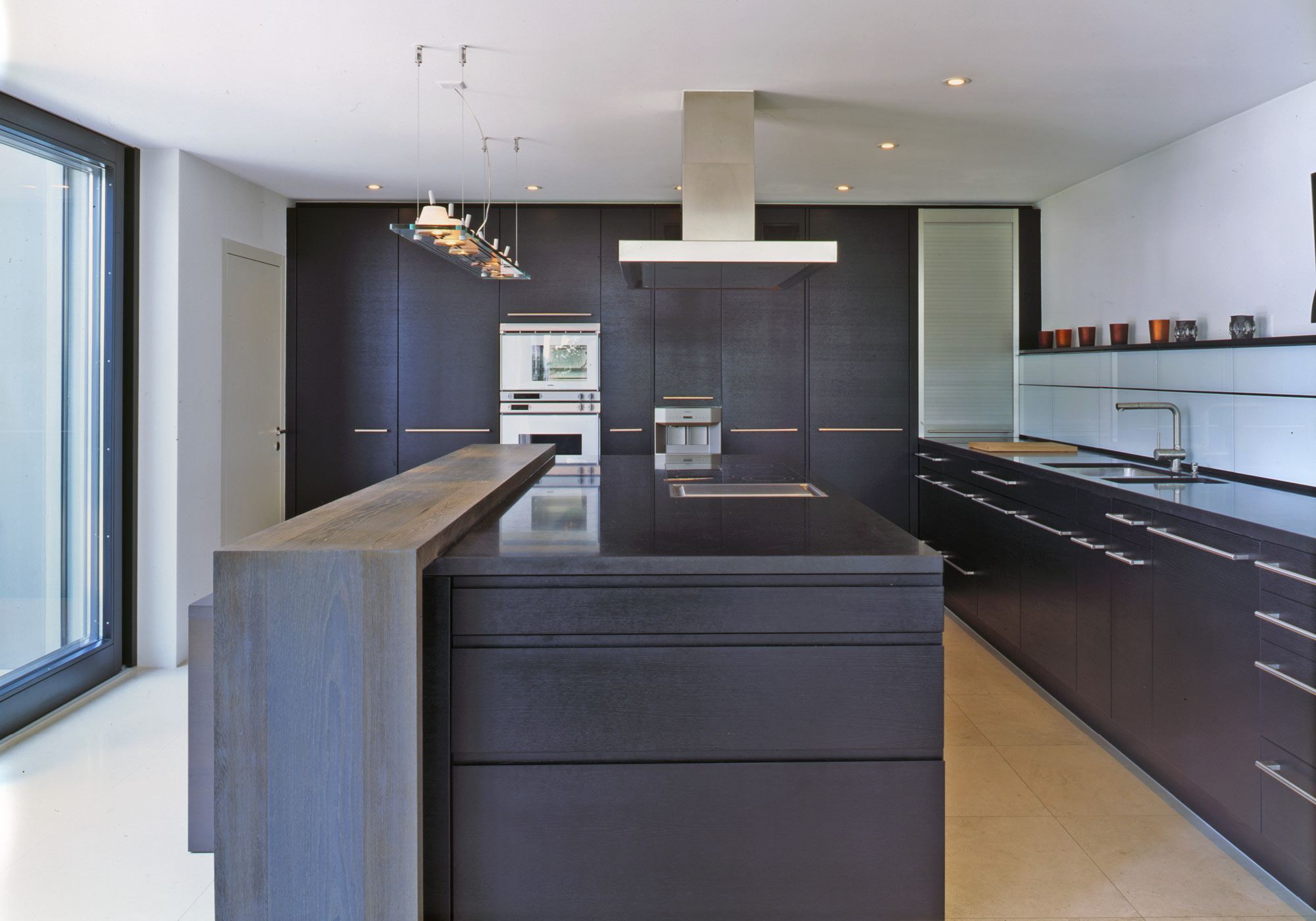 Kitchen with dark fronts and timber counter – Single-family house in Uitikon