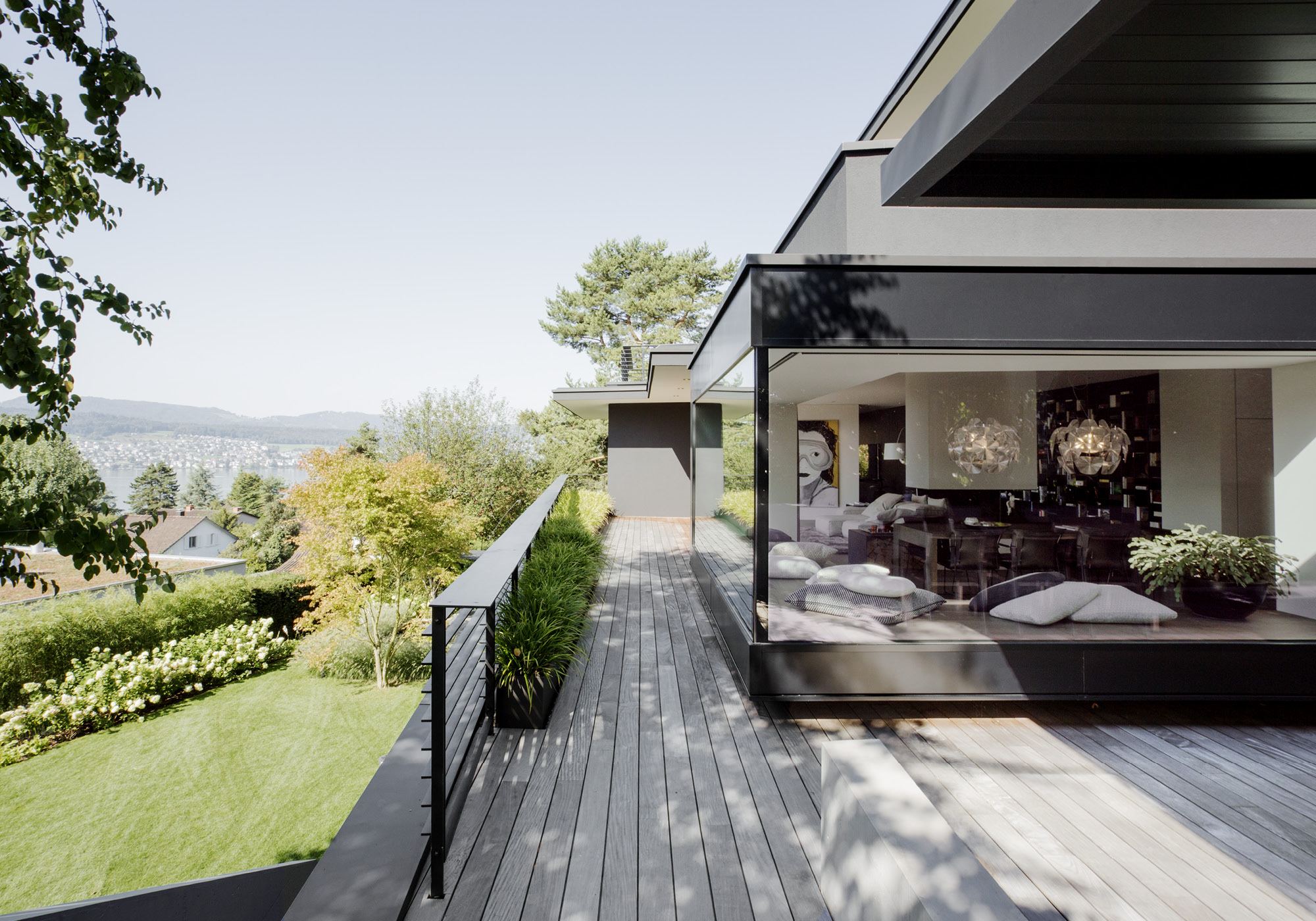 Terrace with timber deck and view of Lake Zurich – Single-family house in Meilen
