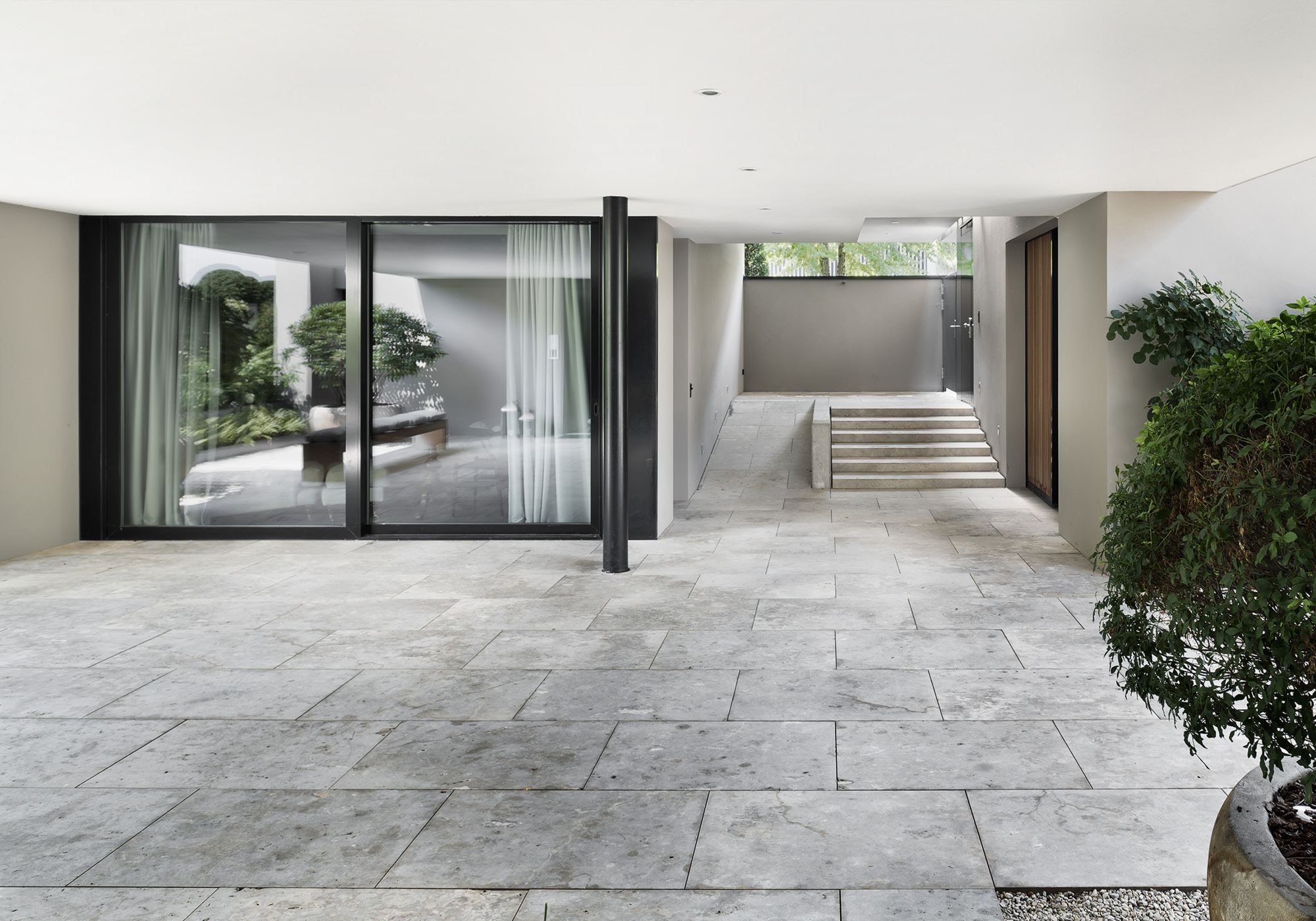 Covered forecourt with glass front and steps – Single-family house in Schindellegi