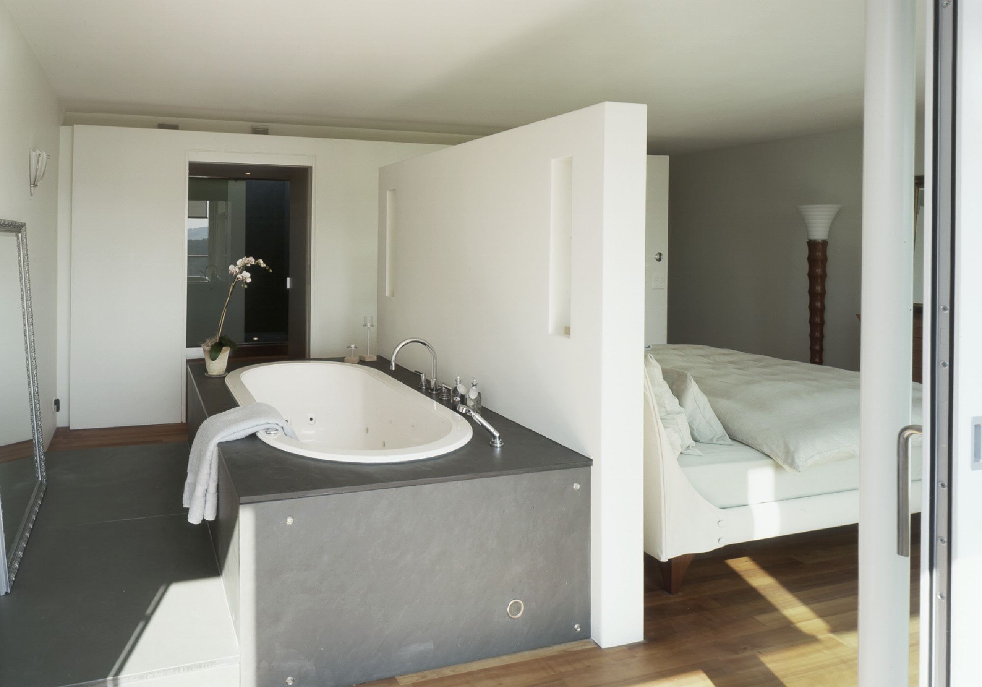 Bedroom with built-in bathtub – Single-family house
