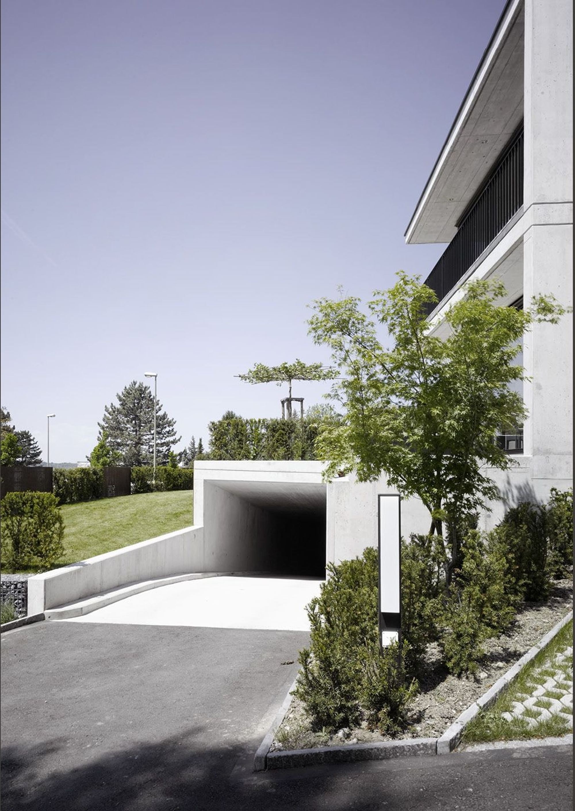 Access to the underground car park with planting – Apartment building in Uitikon