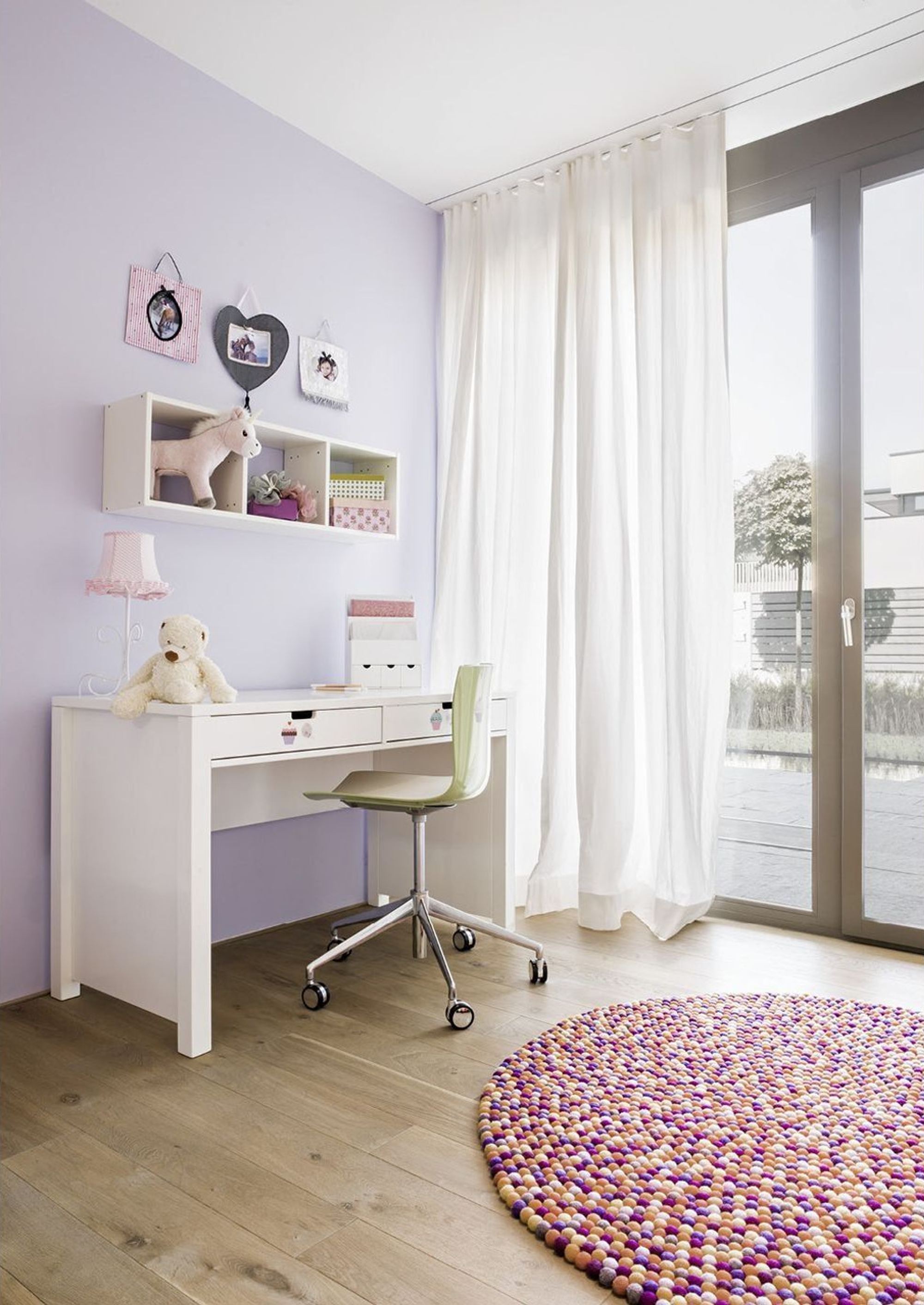 Children's room with desk and round felt rug – Single-family house in Schindellegi