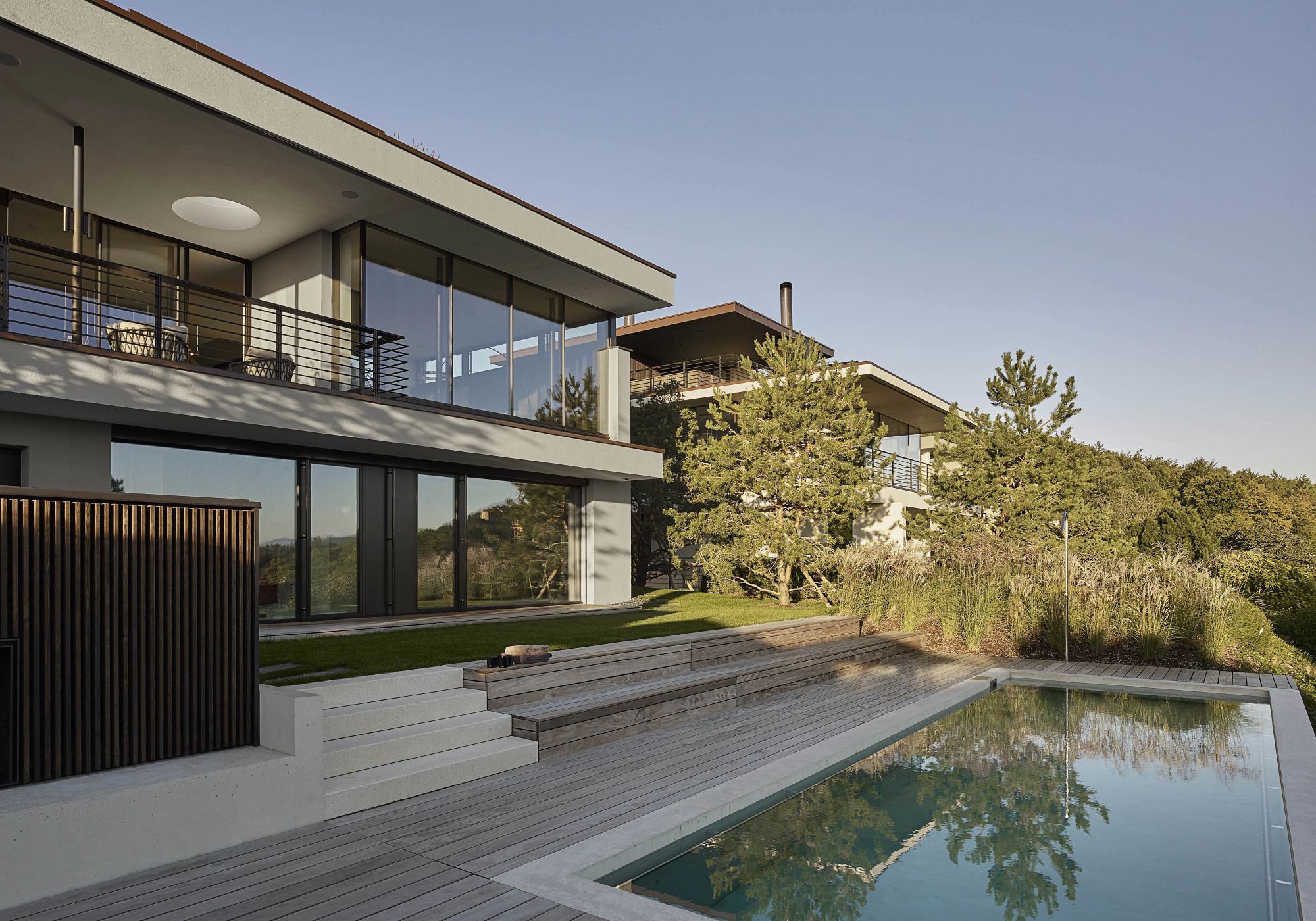 Pool reflecting the house facade – Single-family house in Uitikon