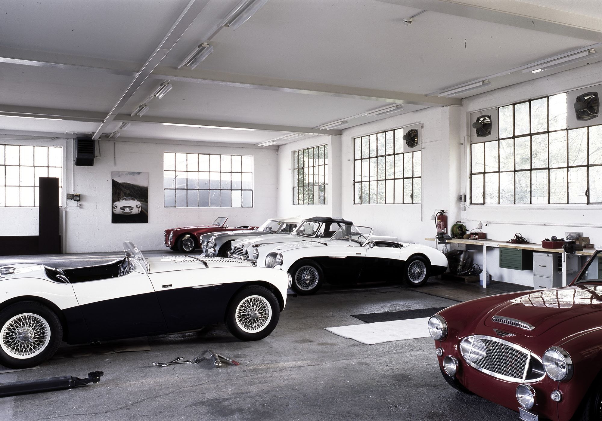Hall with vintage cars and multi-pane windows – Single-family house in Dietikon