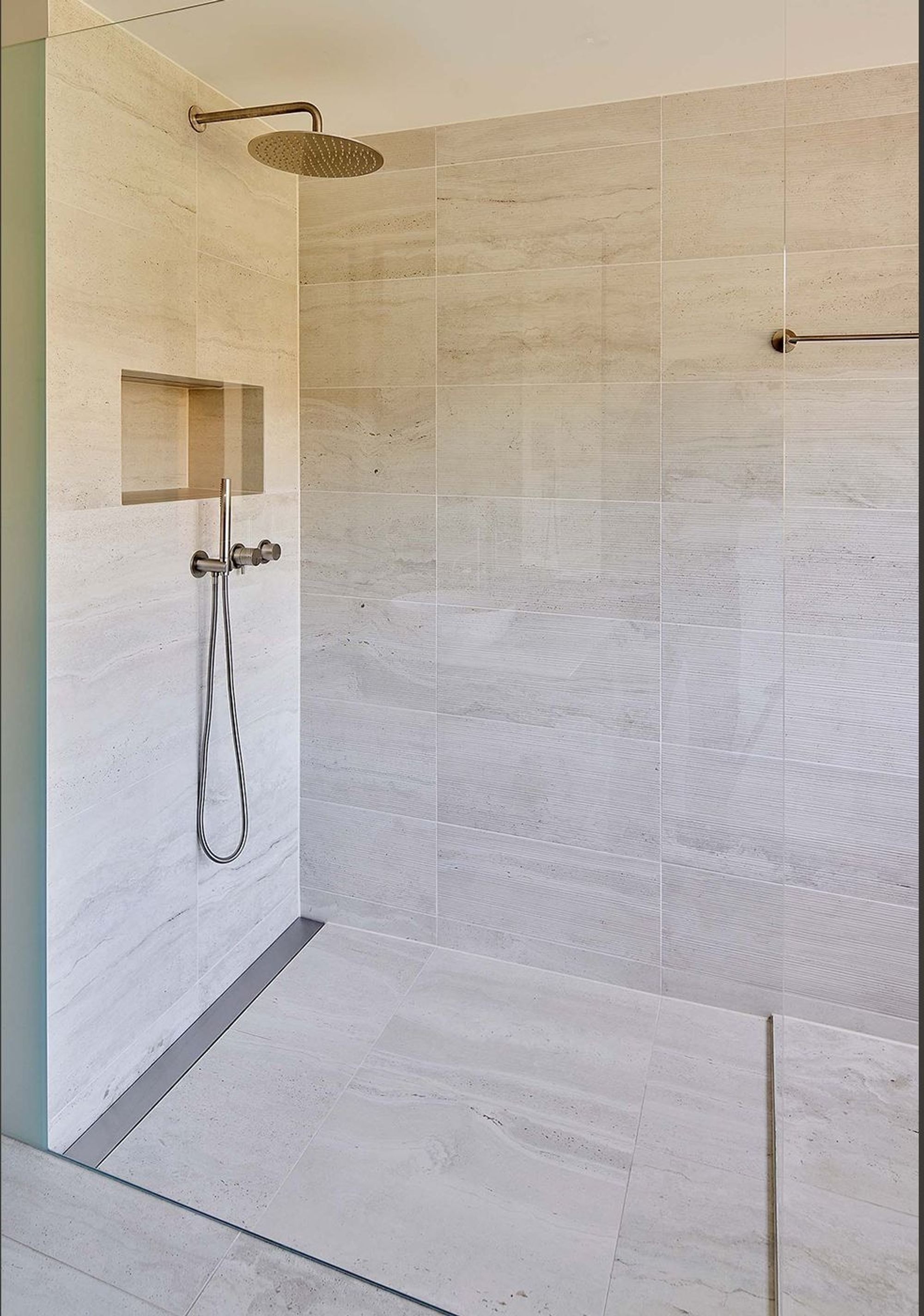 Walk-in shower with light stone tiles – Interiors and landscape, Zumikon