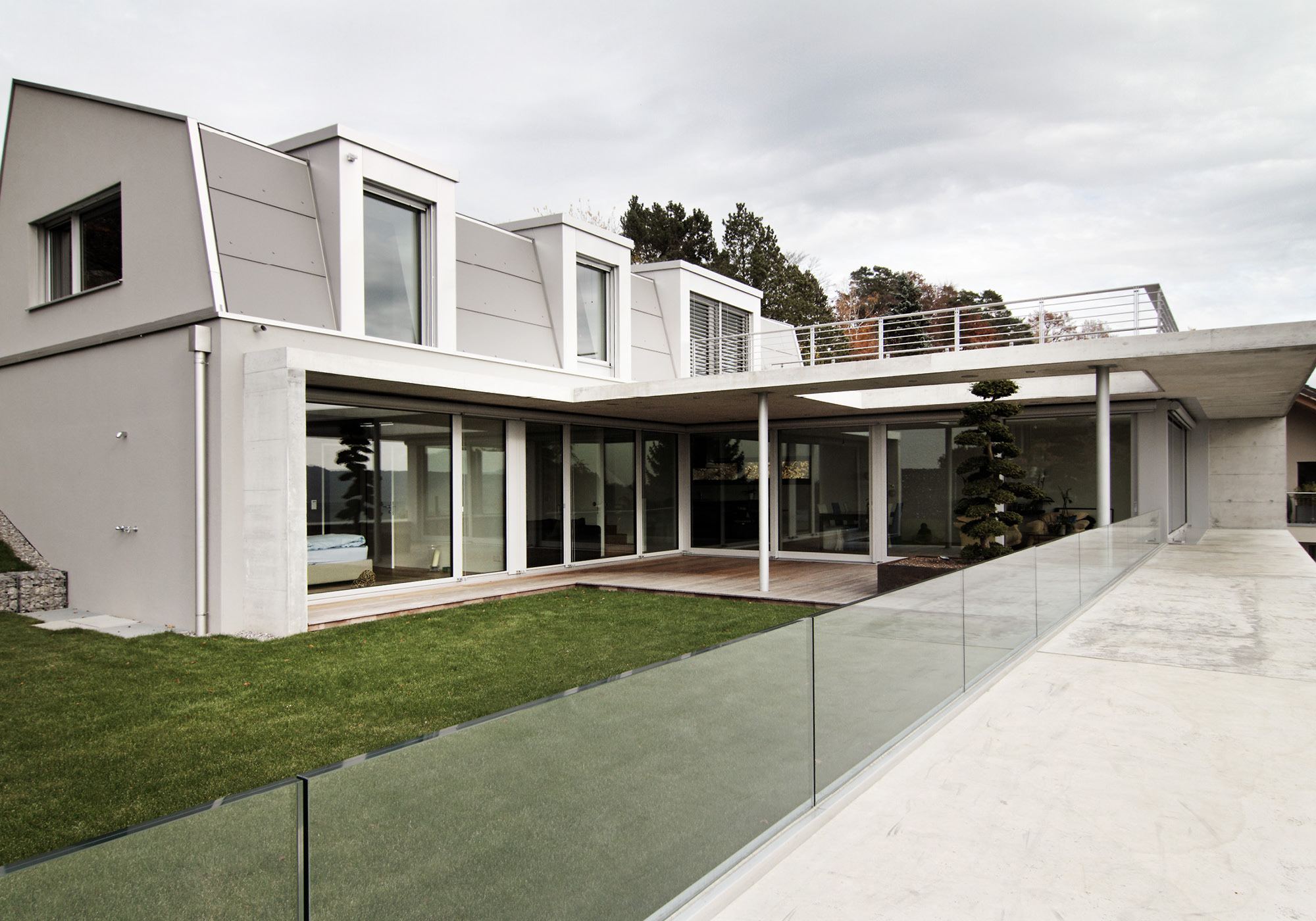 Courtyard with lawn, glass balustrade and dormers – Single-family house in Boppelsen