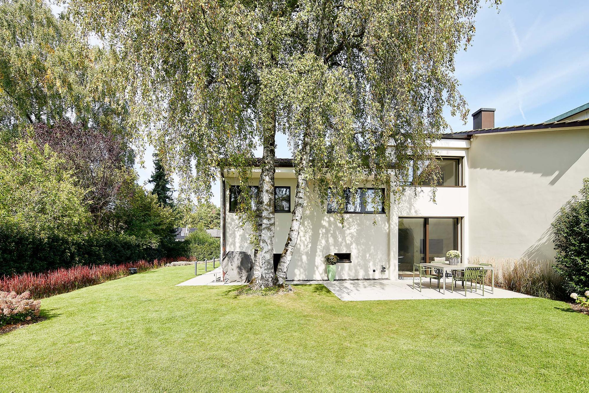 Garden view with birch tree and seating area – Interiors and landscape, Zumikon