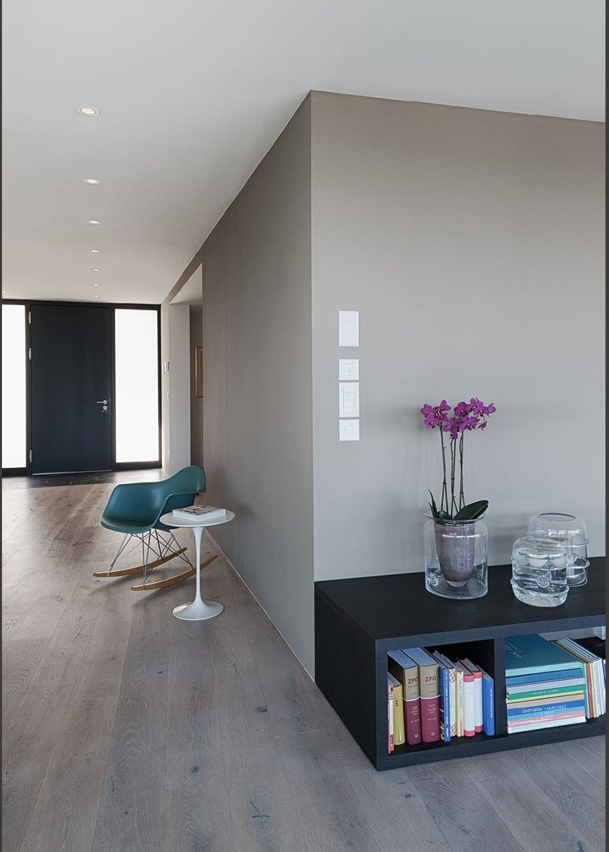 Hallway with shelf and view to the entrance – Interiors and landscape, Kilchberg