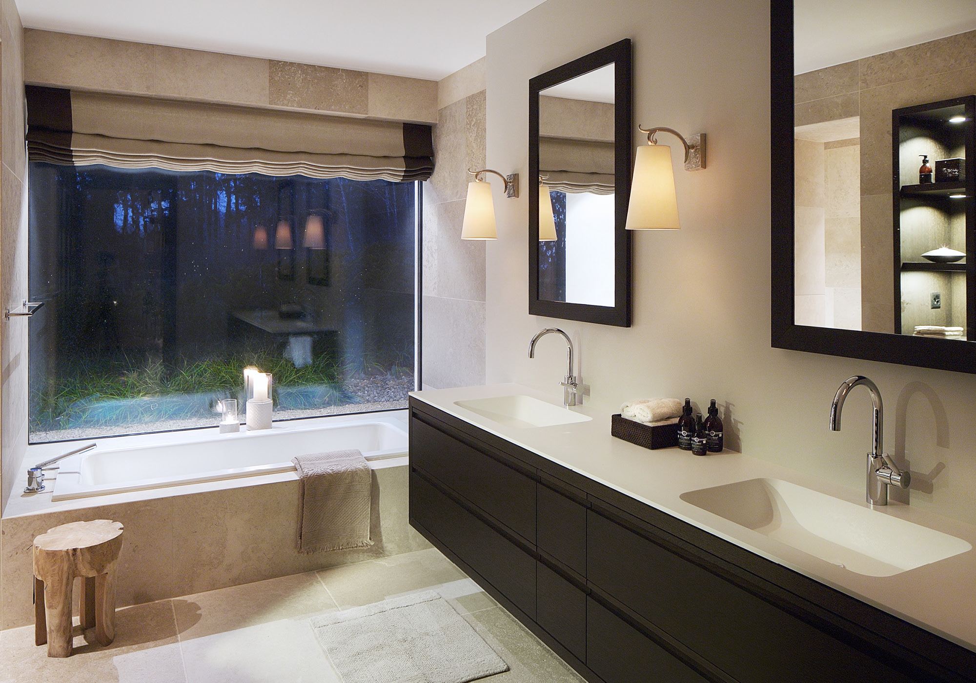 Bathroom with double washbasin and bath by the window – Single-family house in Herrliberg