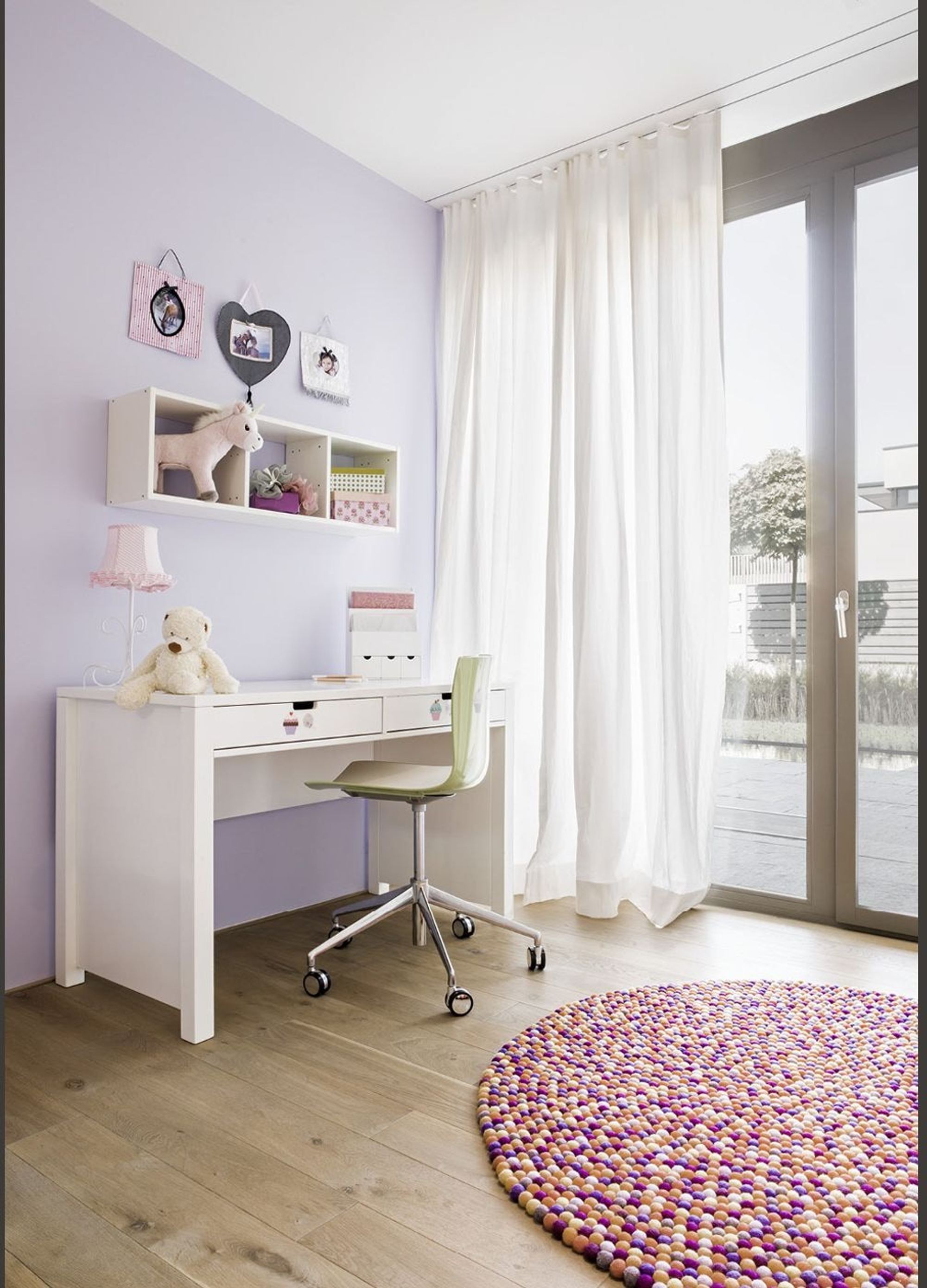 Children's room with desk and round felt rug – Single-family house in Schindellegi