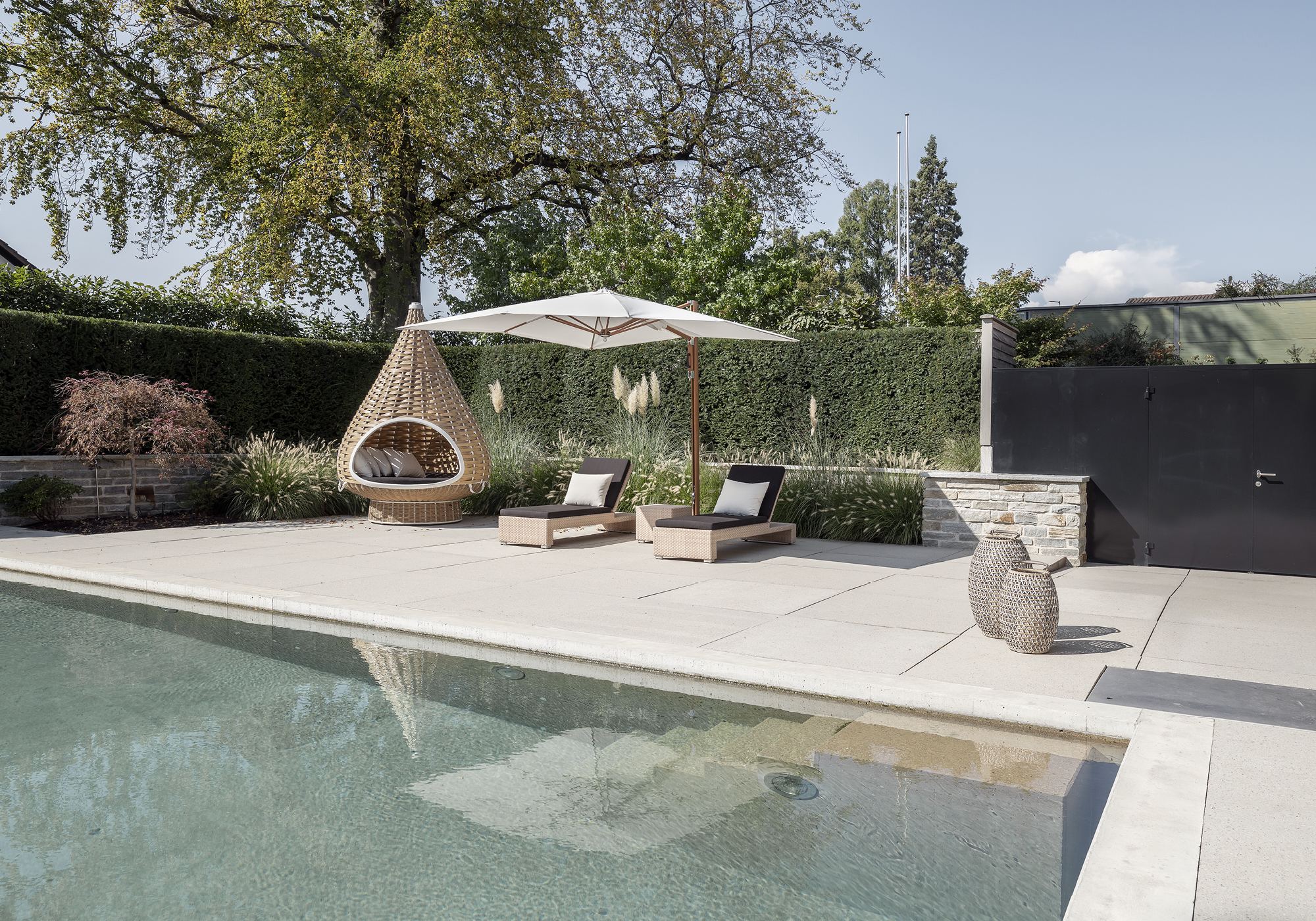 Pool with hanging chair and sun loungers – Single-family house in Küsnacht
