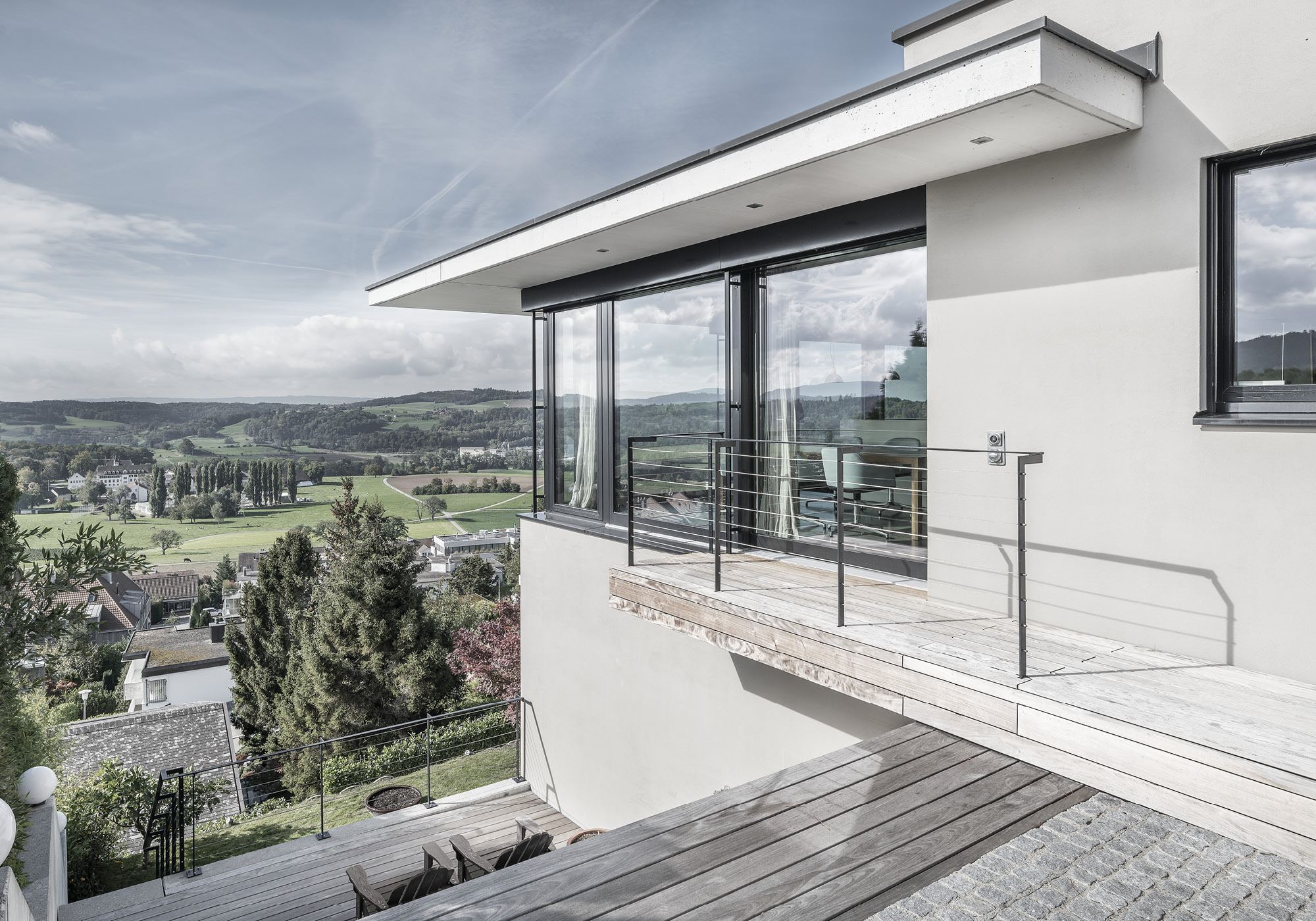 Cantilevered balcony with view into the valley – Single-family house in Uitikon