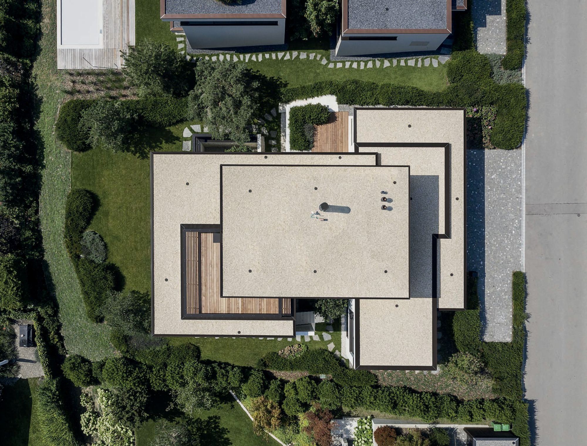Luftaufnahme eines Wohnhauses mit Flachdach und angelegtem Garten