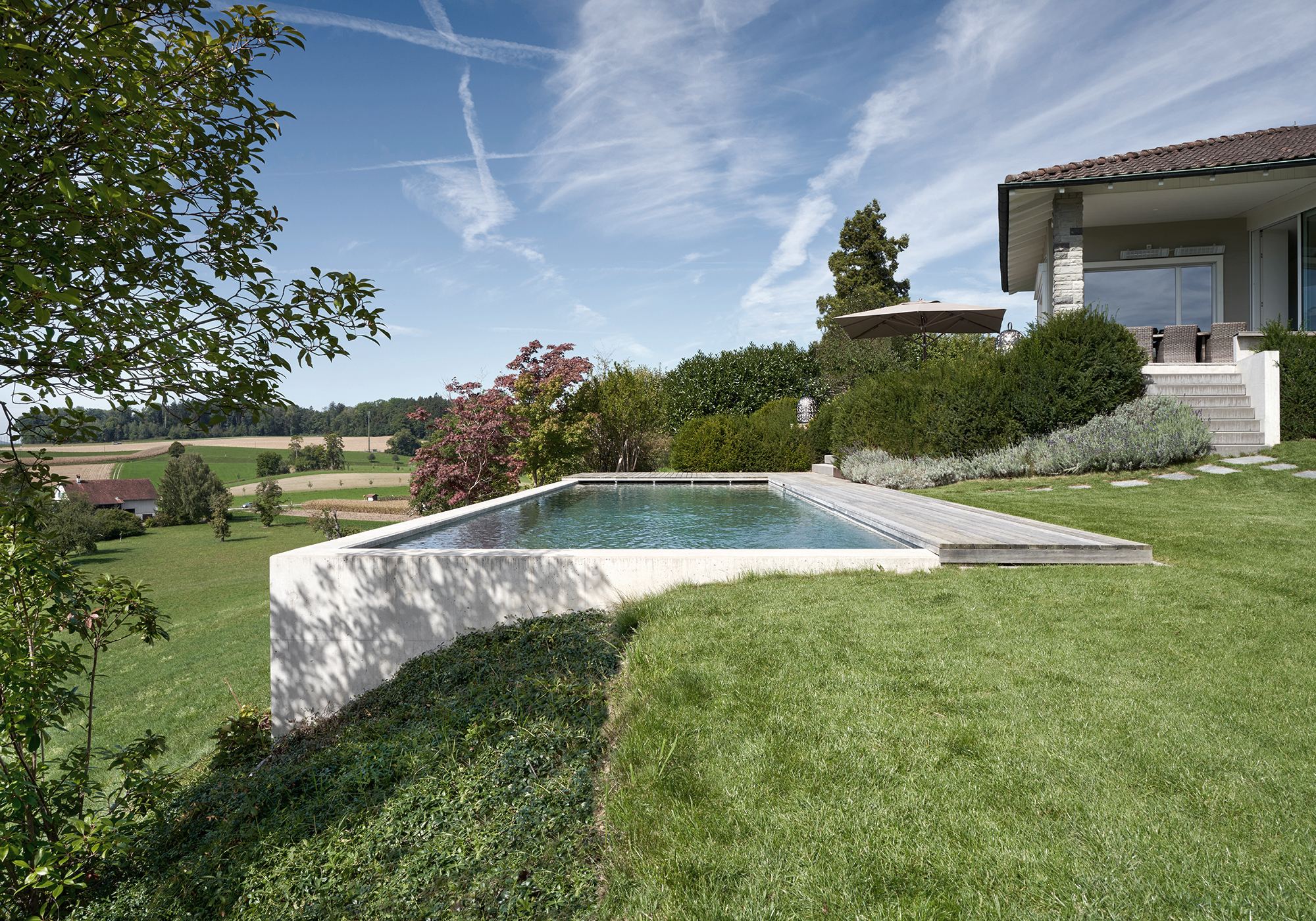 Garden pool with exposed concrete edge – Interiors and landscape, Lufingen