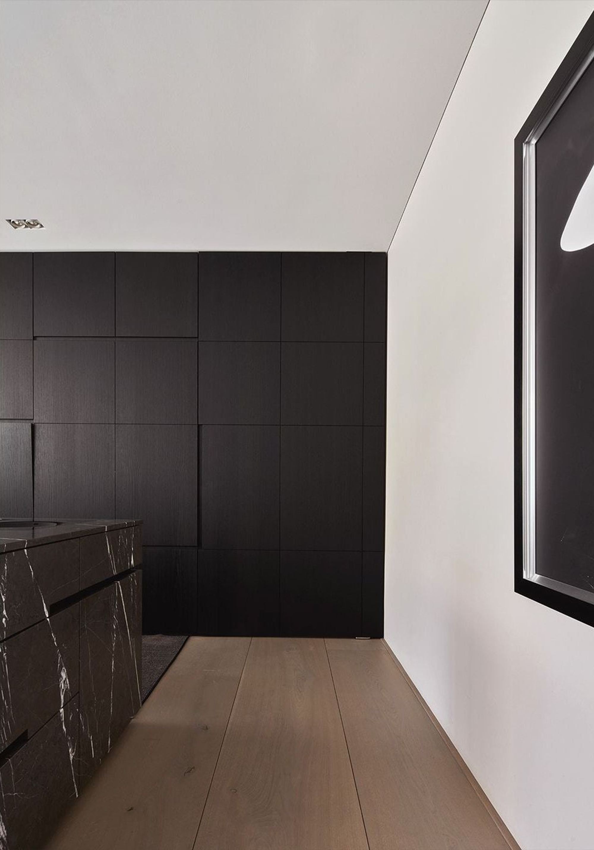 Dark cabinet wall next to the kitchen island – Interiors and landscape, Luzern
