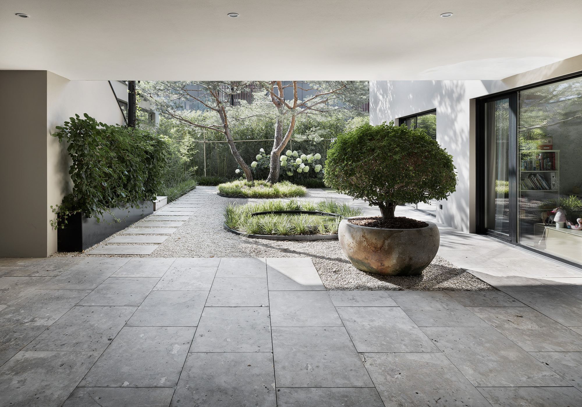 Courtyard with topiary in a stone pot – Single-family house in Schindellegi