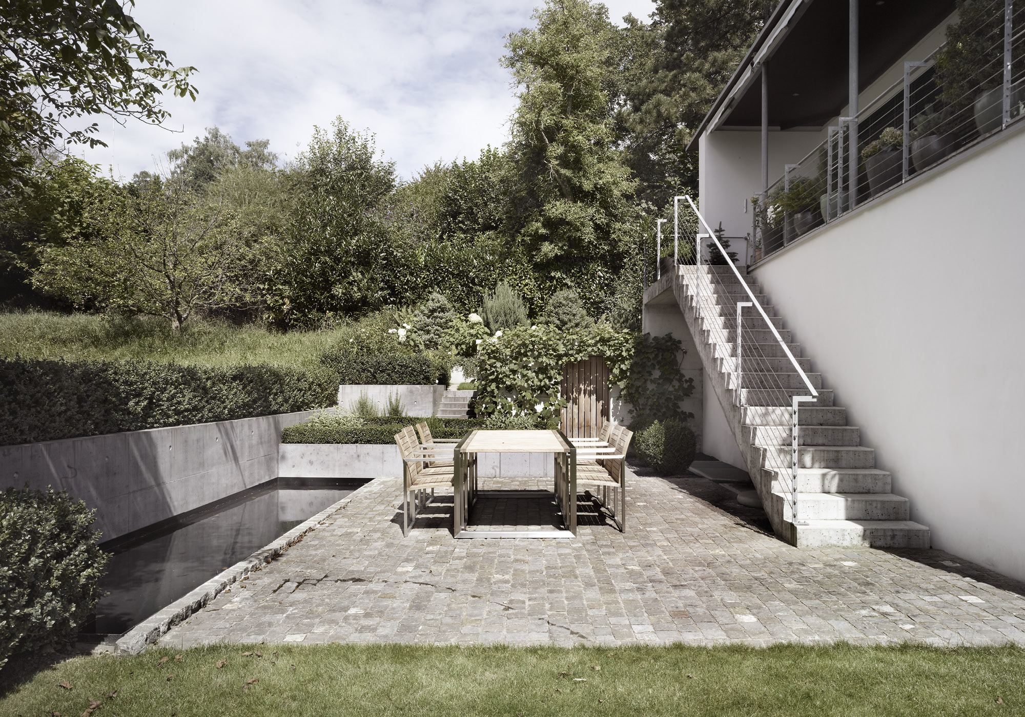 Paved seating area with outside staircase – Interiors and landscape, Uitikon