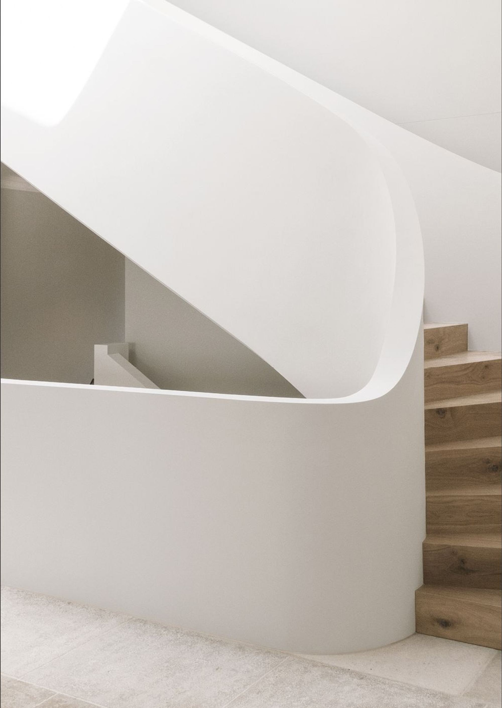 Curved staircase with white balustrade – Single-family house in Herrliberg