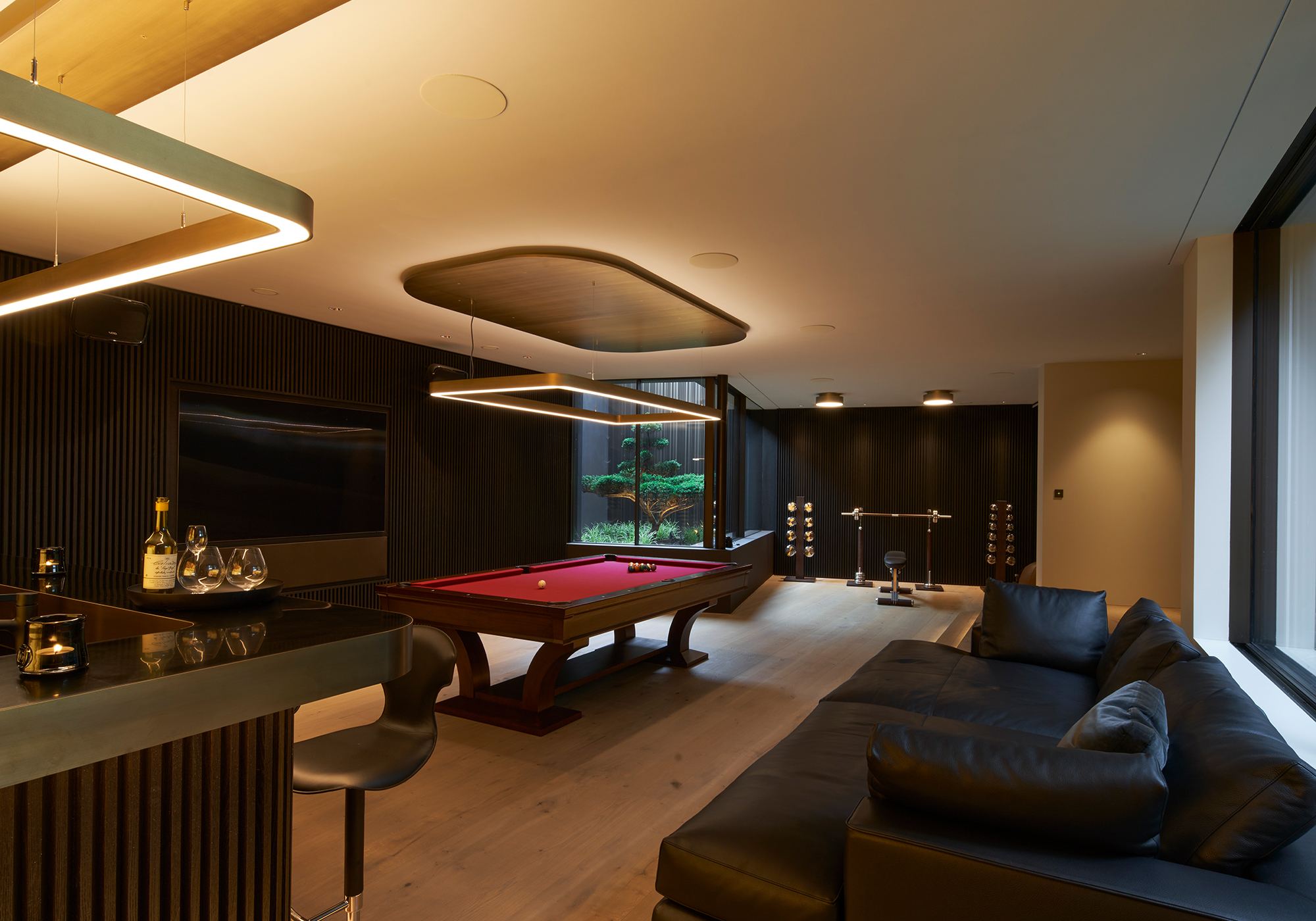 Games room with billiard table, bar and leather sofa – Single-family house in Schindellegi