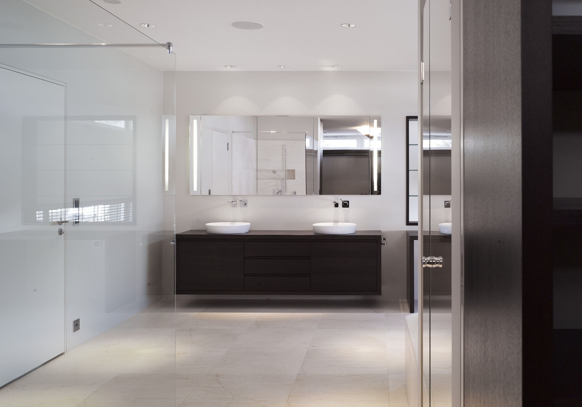 Bathroom with double vanity and glass partition – Single-family house in Uitikon