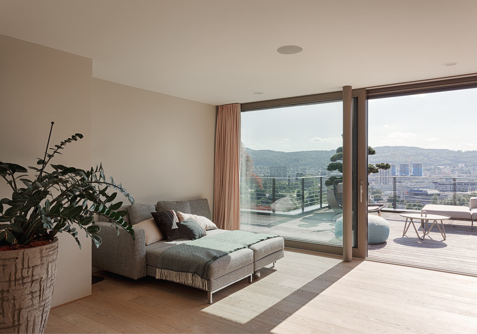 Living space with daybed and terrace above the city – Single-family house in Zürich
