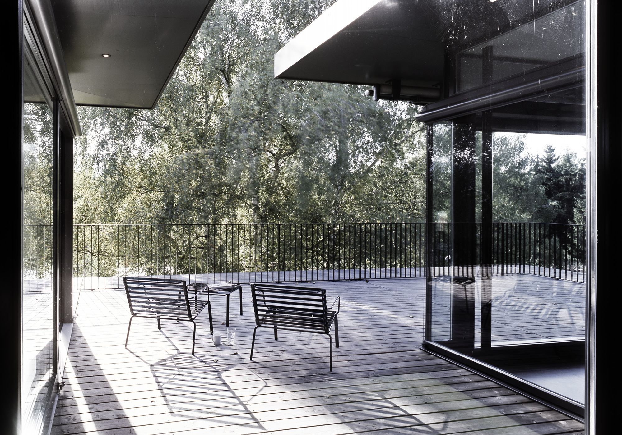 Terrace with chairs under the canopy – Single-family house in Dietikon
