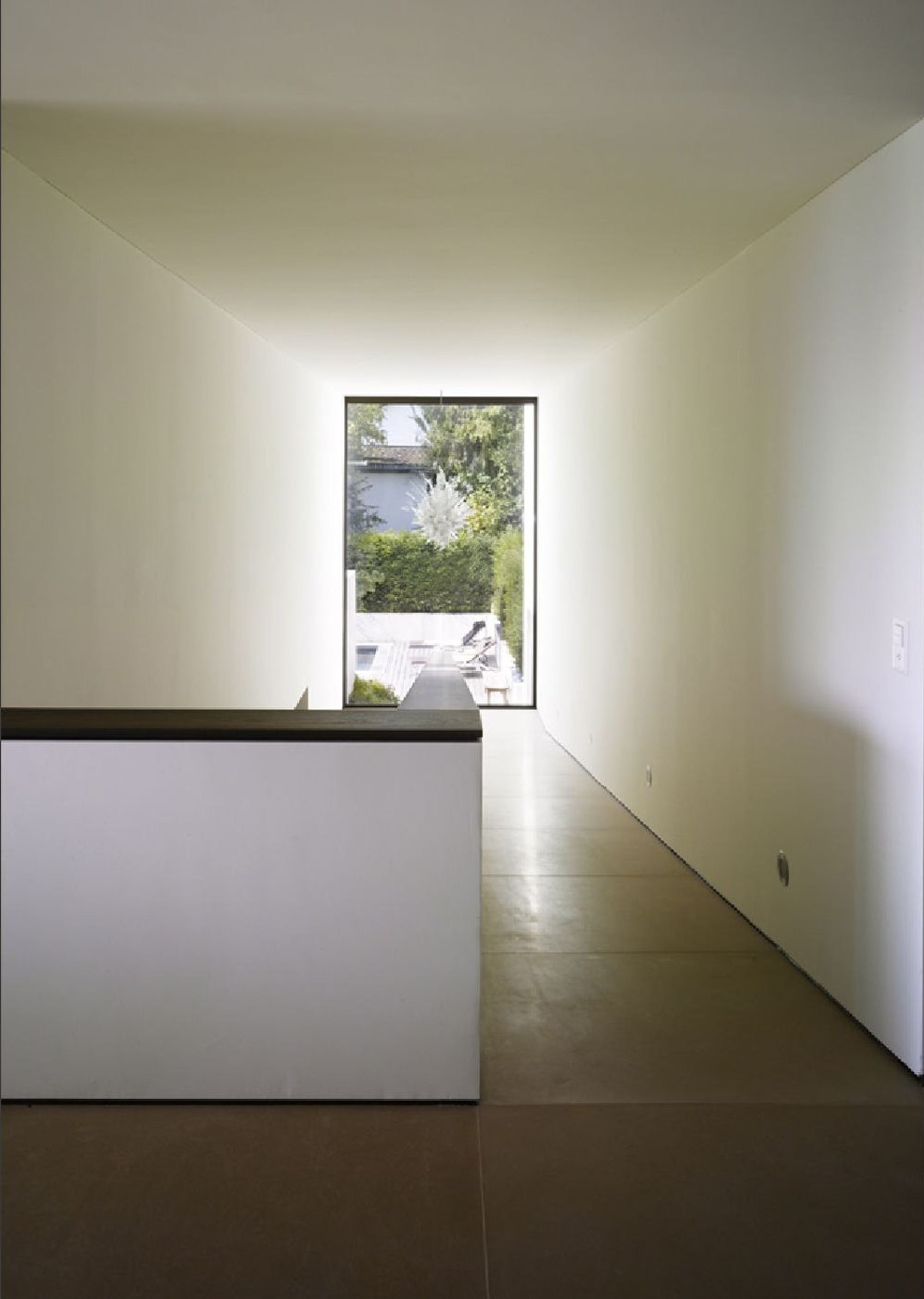 Narrow hallway with window at the end – Single-family house in Uitikon
