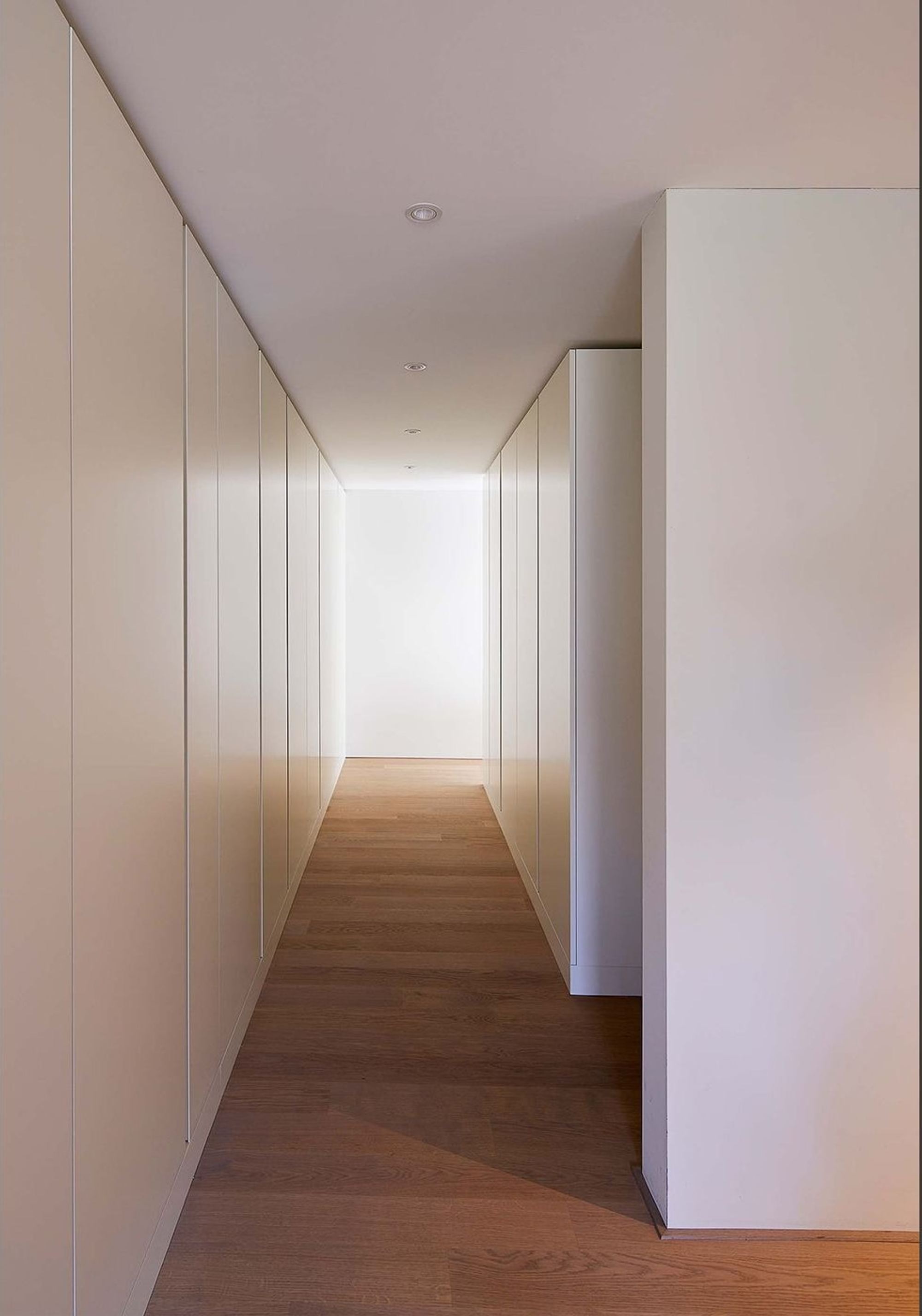 Hallway with white built-in cupboards and timber floor – Interiors and landscape, Zumikon