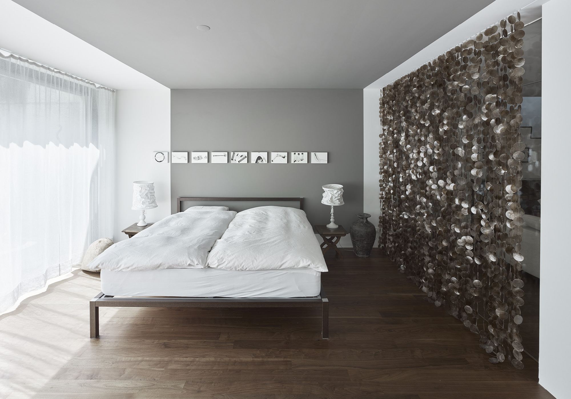 Bedroom with double bed and wall piece – Apartment building in Uitikon