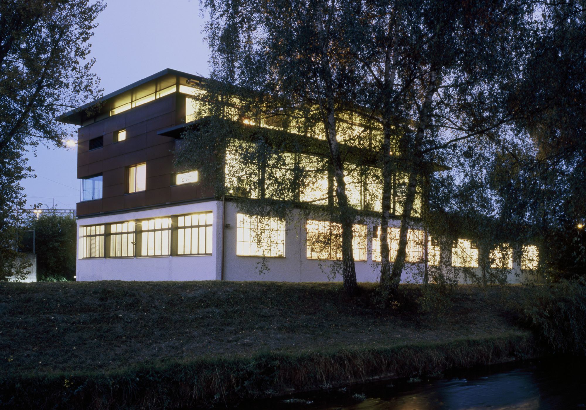 Illuminated building at dusk – Single-family house in Dietikon