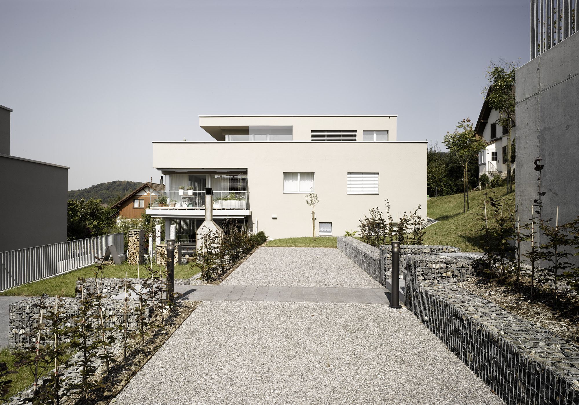 Apartment building with access path and gabions – Apartment building in Mellingen