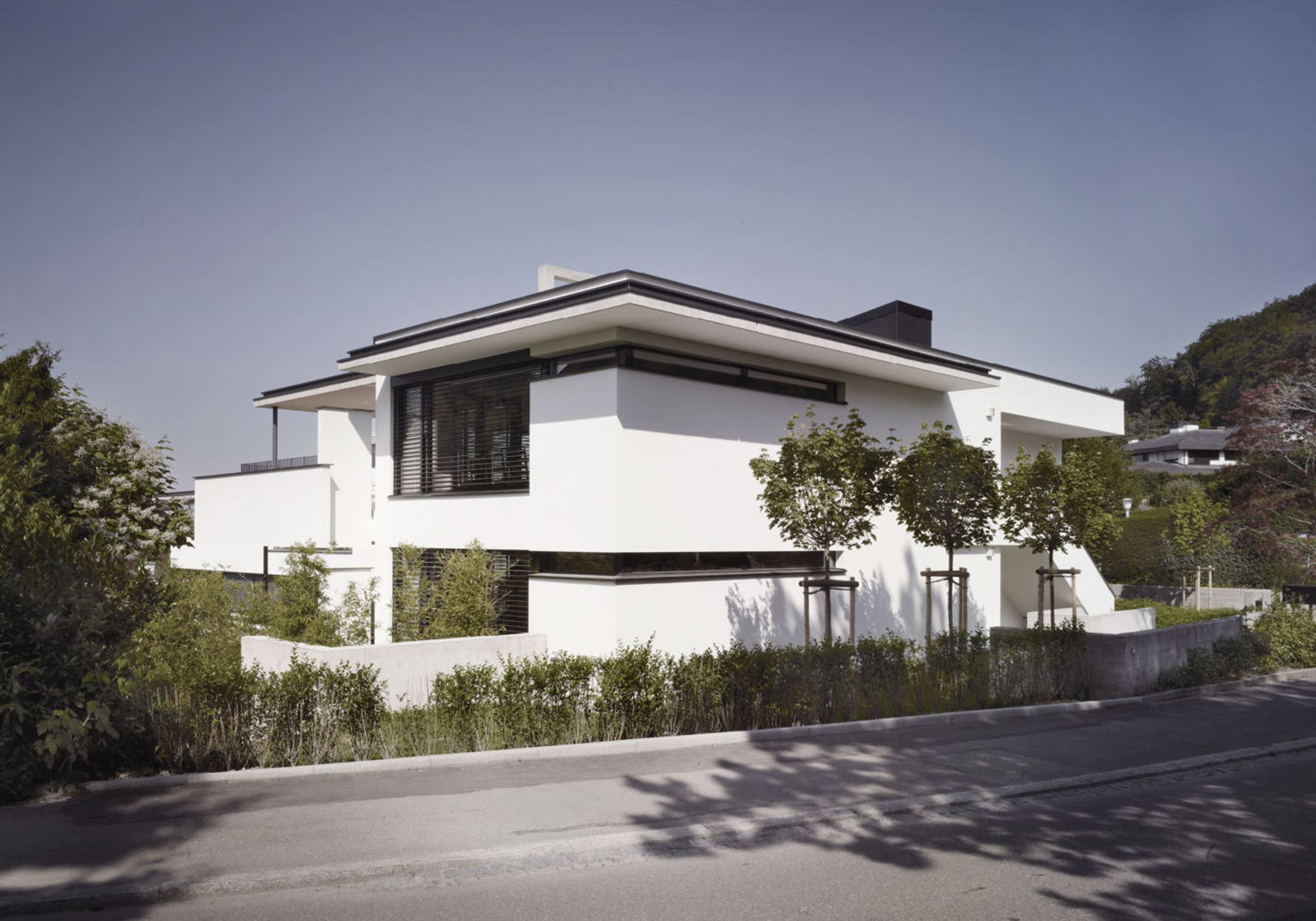 Overall view of the apartment building with front garden – Apartment building in Uitikon