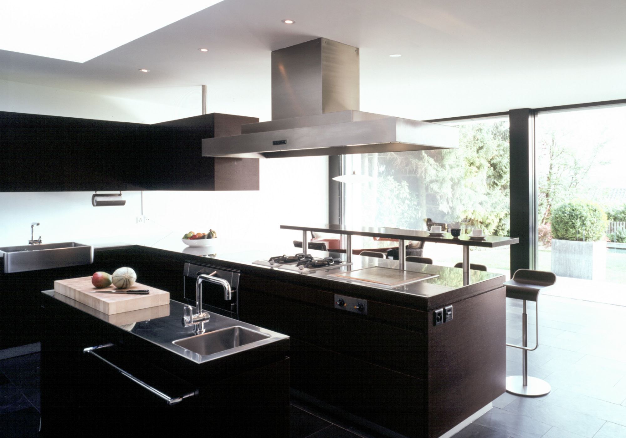 Dark kitchen with island and extractor hood – Single-family house in Uitikon