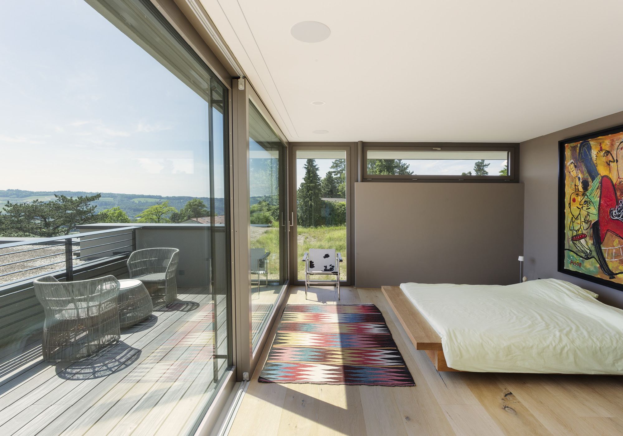 Bedroom with balcony and open view – Single-family house in Uitikon