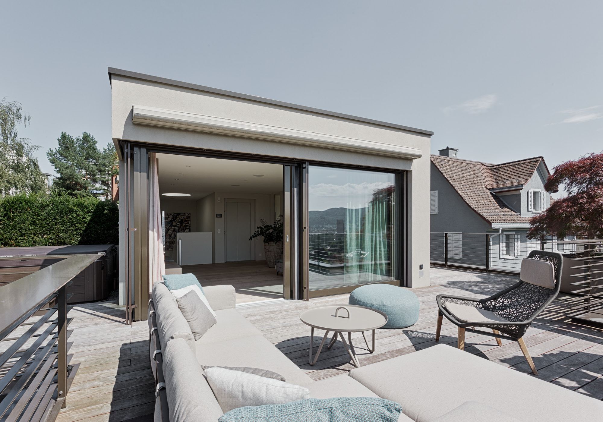 Roof terrace with lounge furniture by the top-floor rooms – Single-family house in Zürich