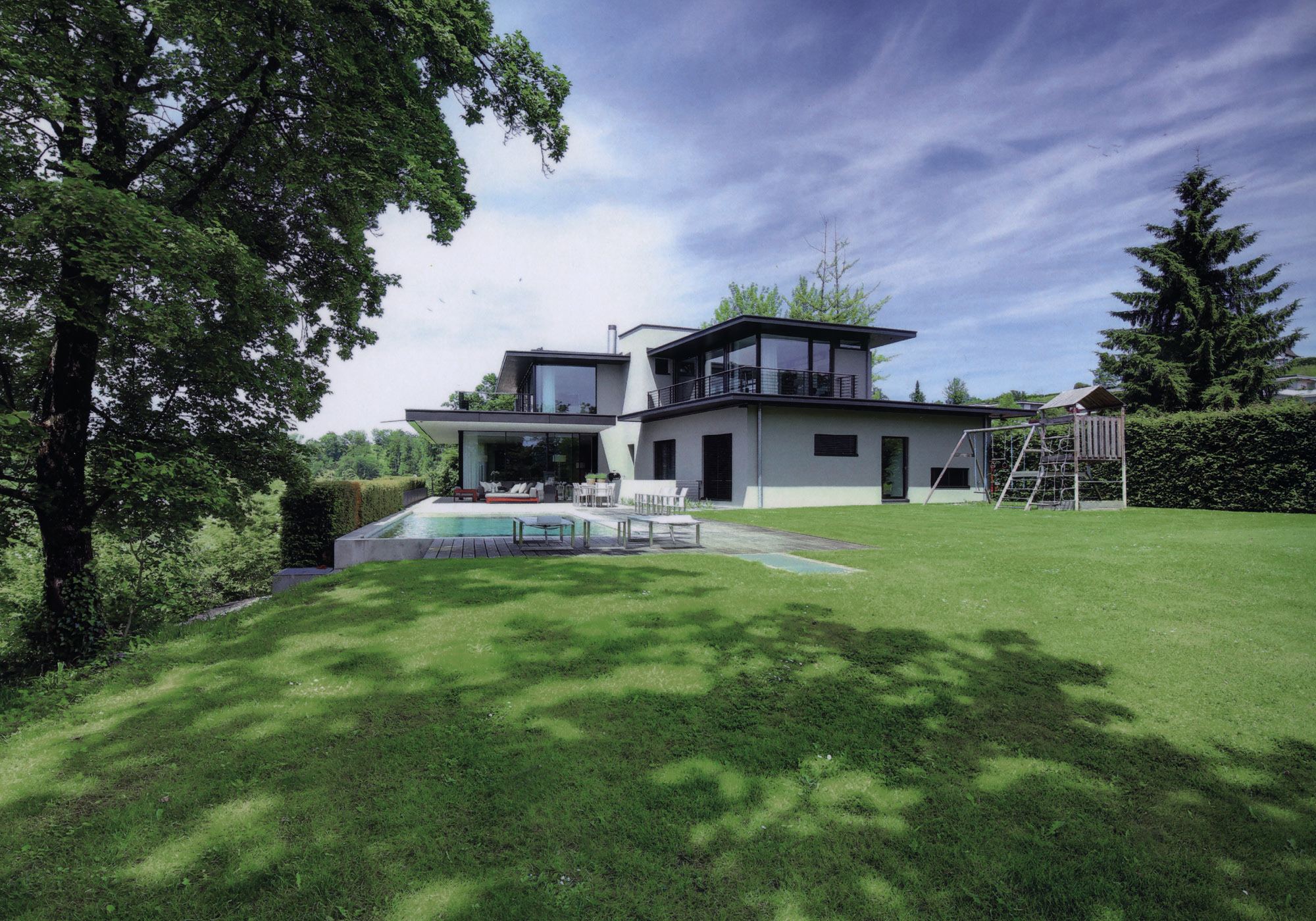 Large garden with lawn, tree and pool in front of the house – Single-family house in Meilen
