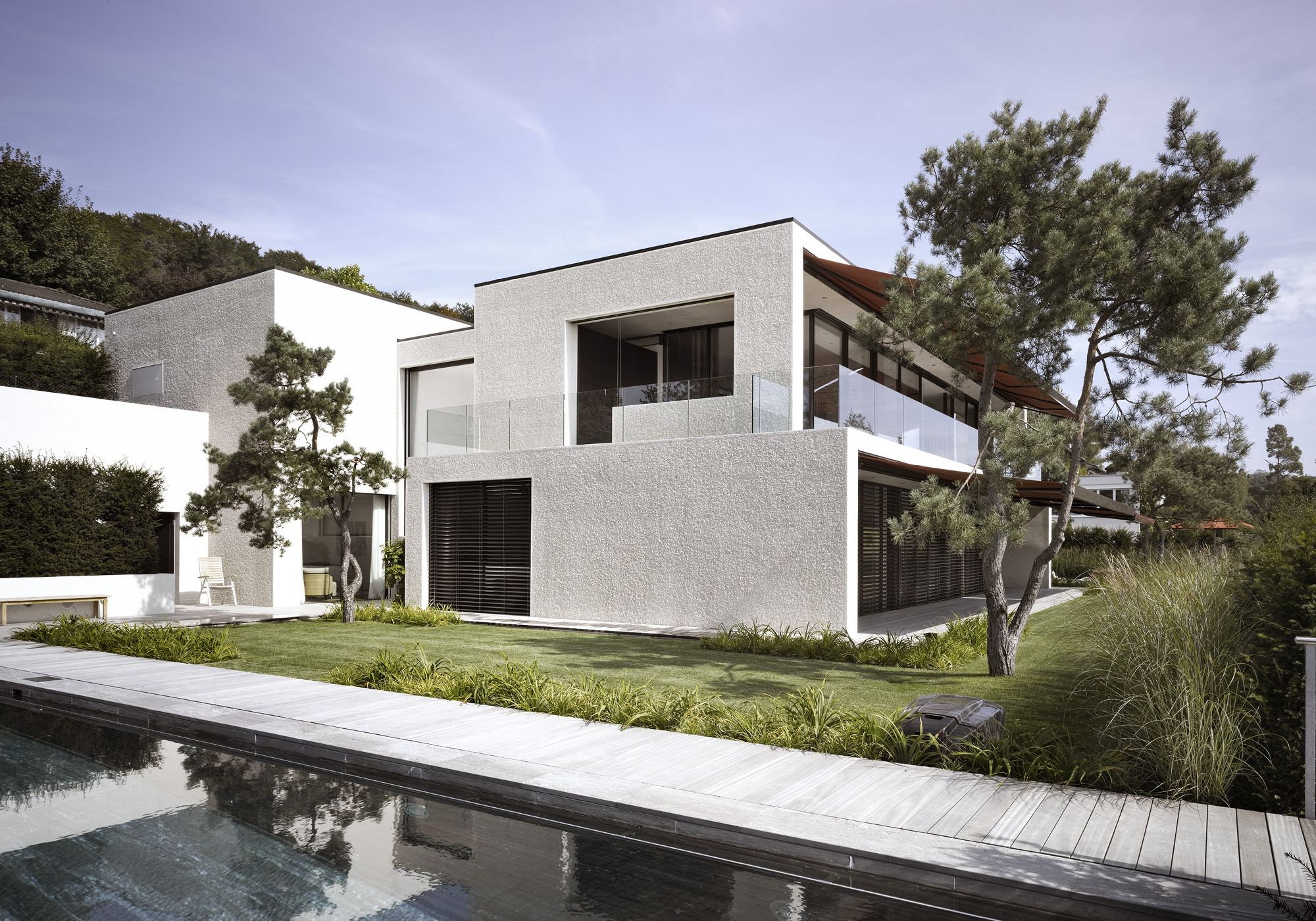 Water basin with timber walkway in front of the house – Single-family house in Uitikon