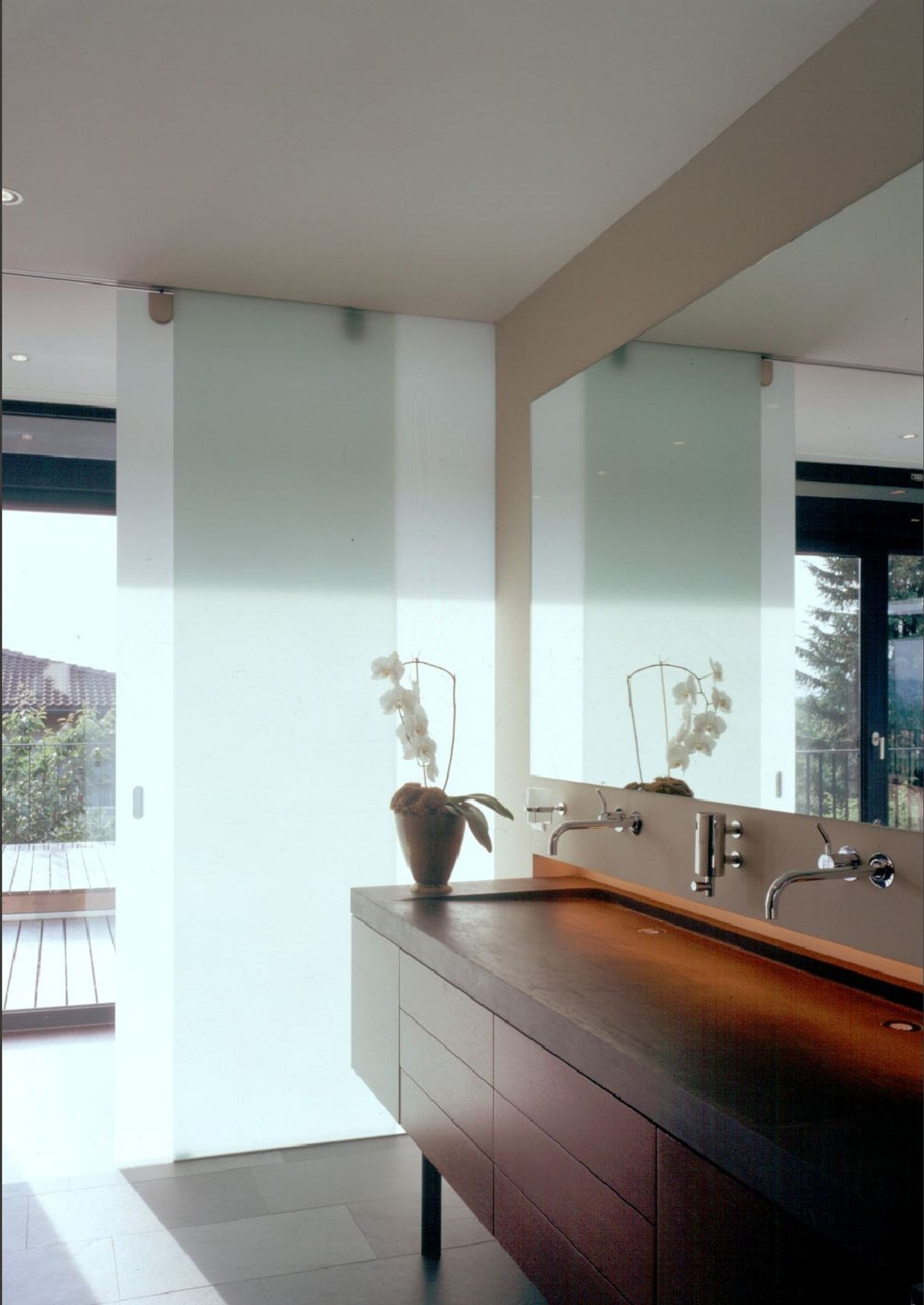 Vanity with timber base and mirror – Single-family house in Uitikon