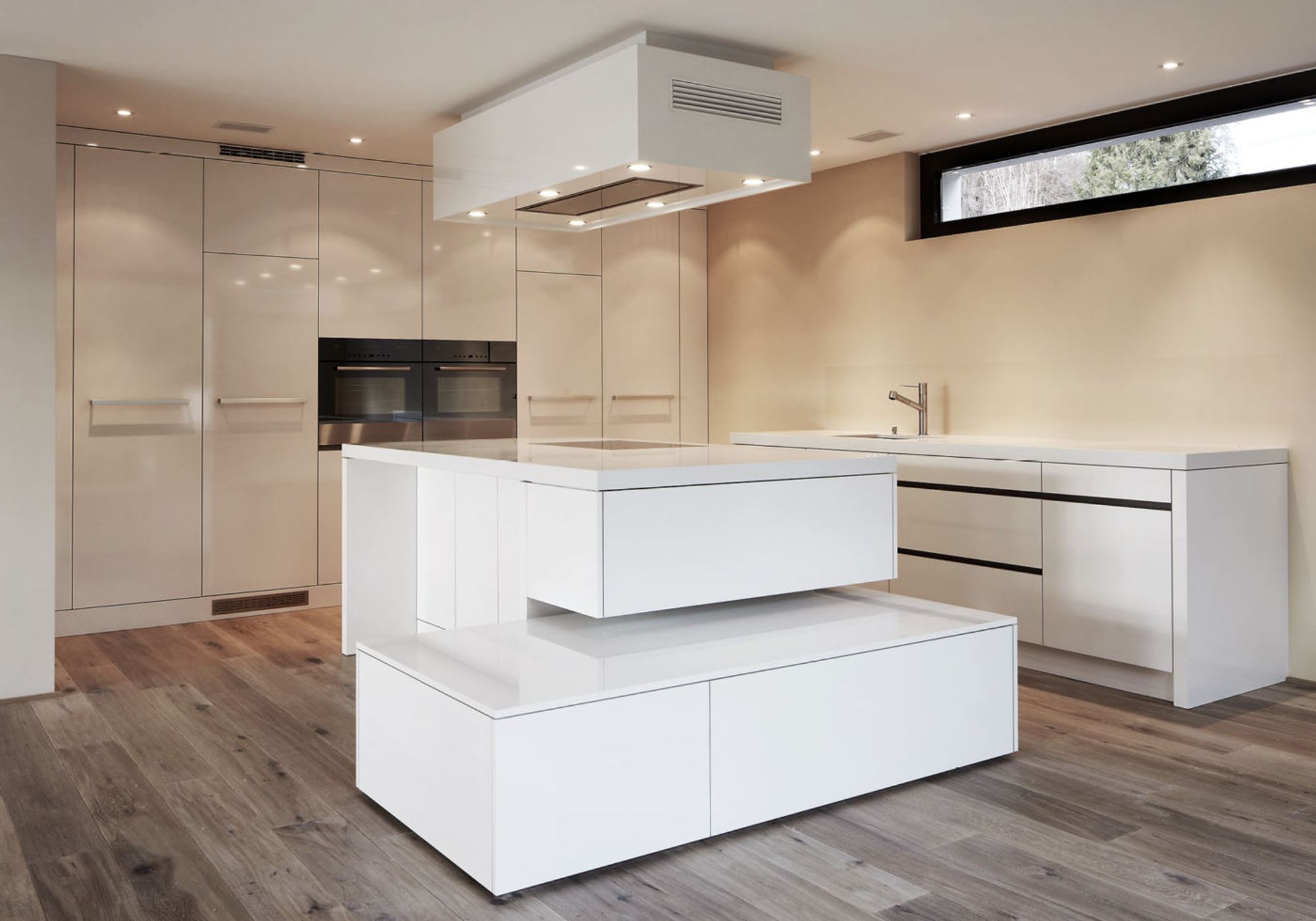 Light kitchen with stepped island – Apartment building in Uitikon