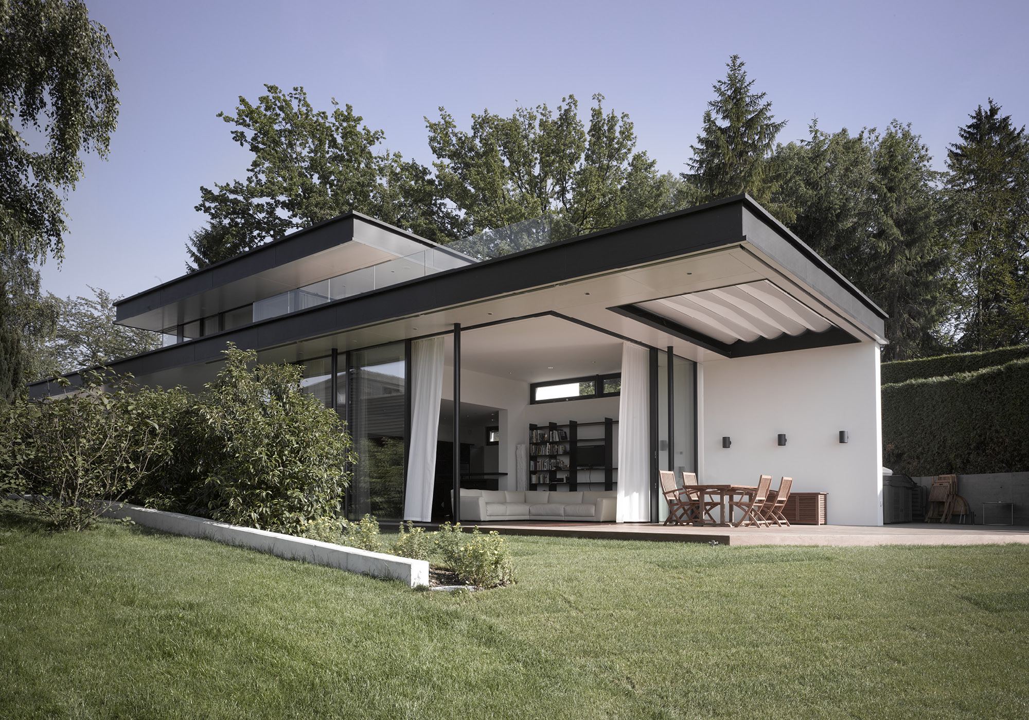 Garden facade with glass front and seating area – Single-family house in Lachen